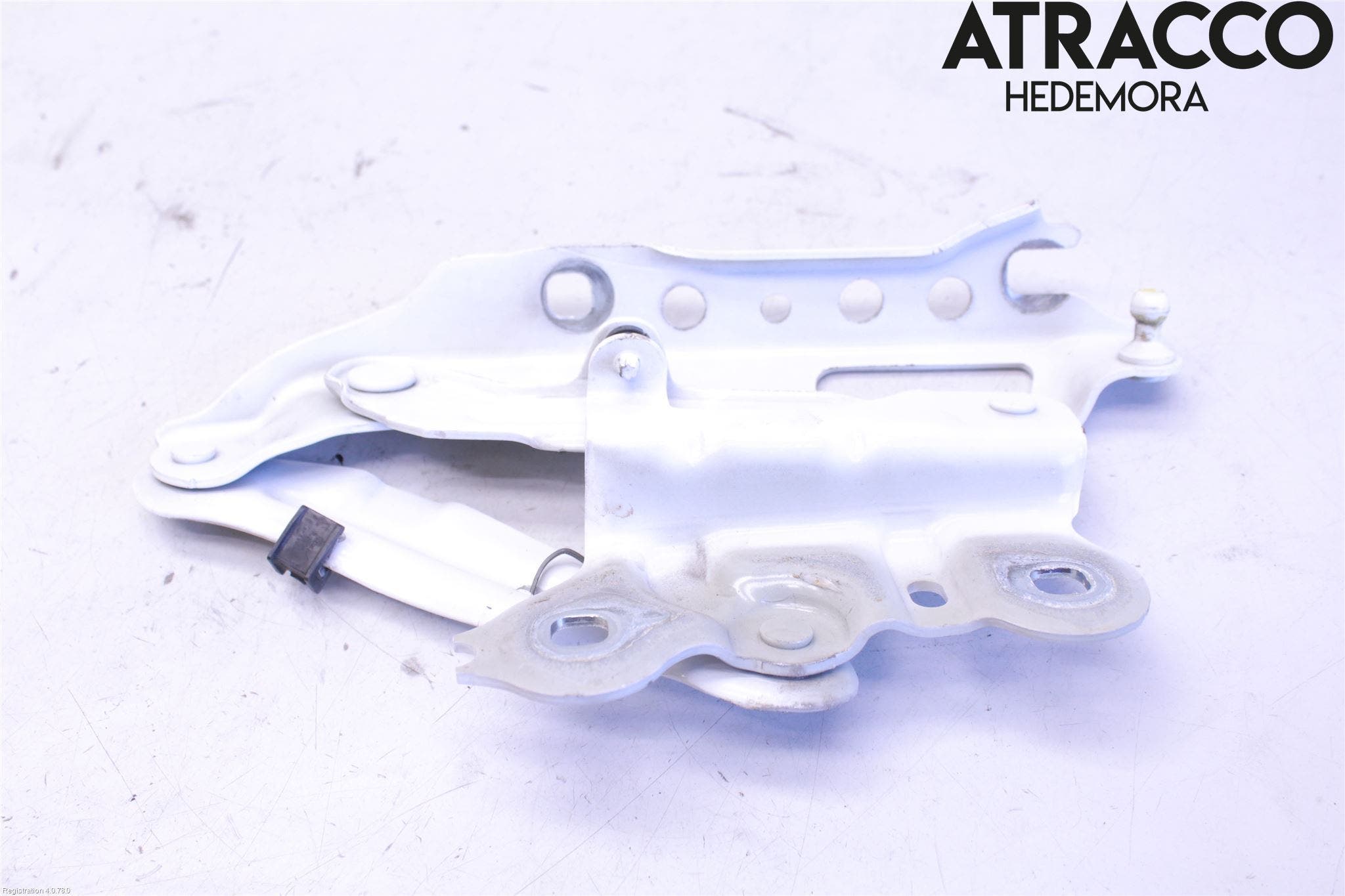 Skoda SUPERB 16-24 Huvgångjärn