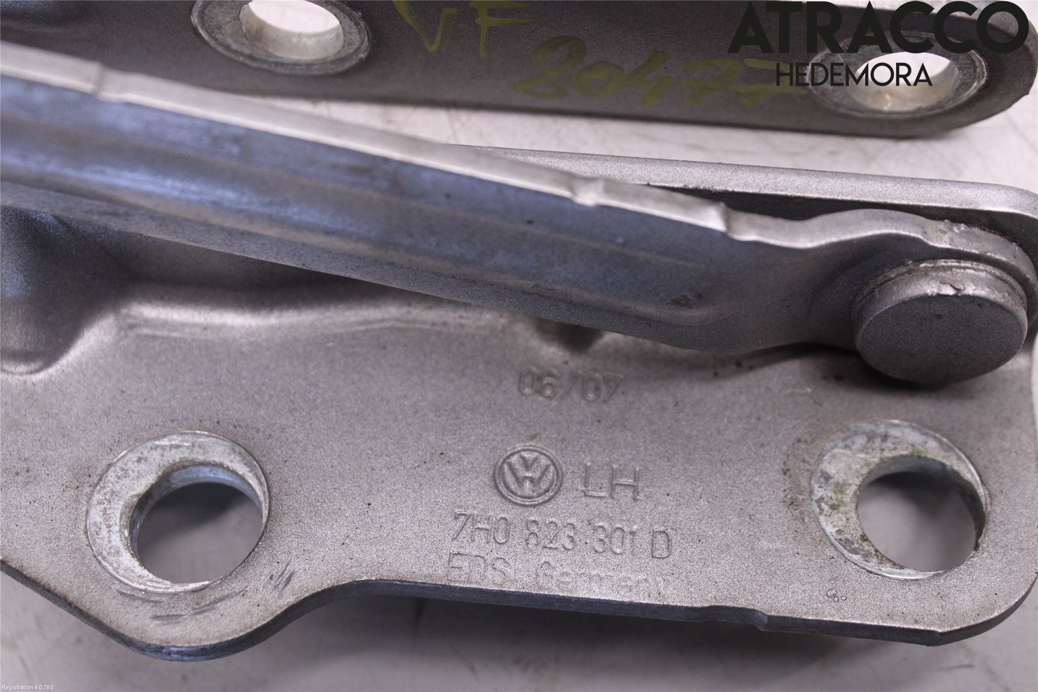 Volkswagen VW TRANSP/CARAVELLE (T5) 04-15 Huvgångjärn