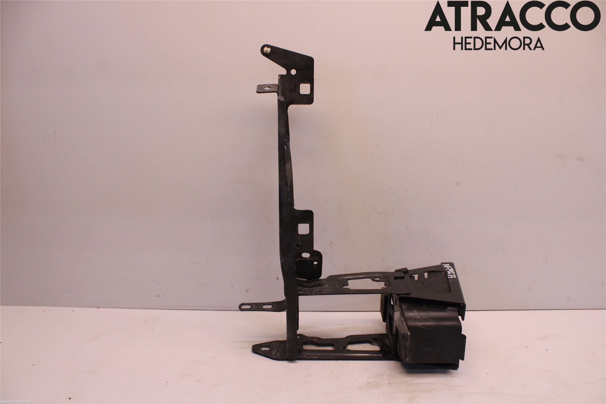 BMW 3 F30/F31/F80 12-19 Kylarfäste-Ram-Balk