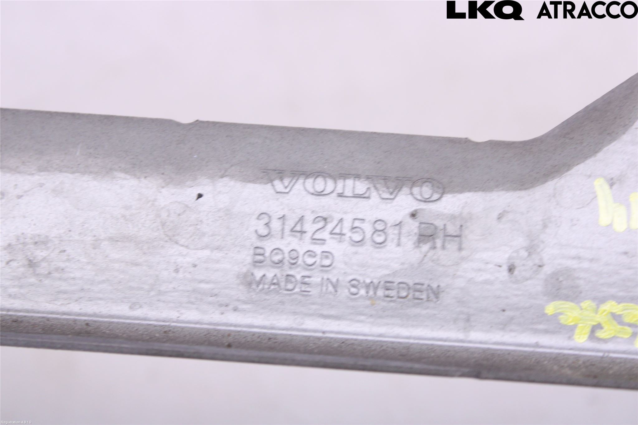 Volvo XC60 18- Skärmfäste Fram Hö