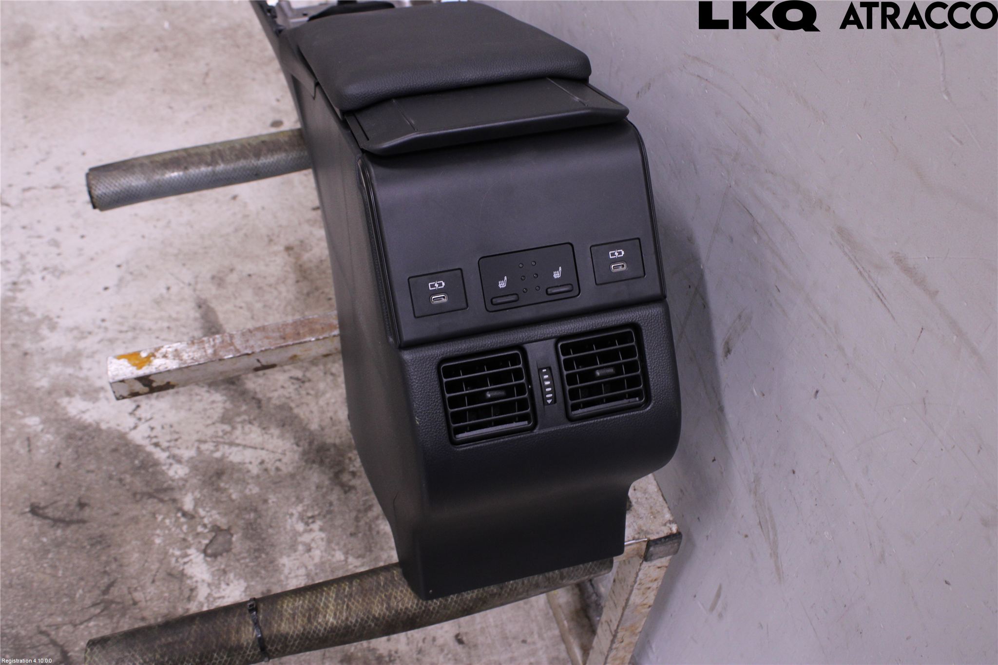 Toyota bZ4X EA10 22- Instrumentkonsoll Mitt