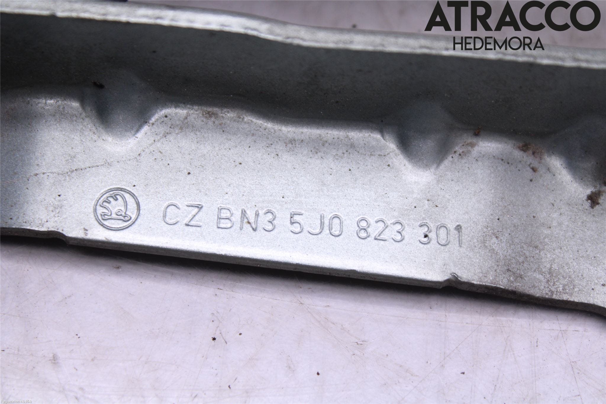 Skoda FABIA 07-14 Huvgångjärn