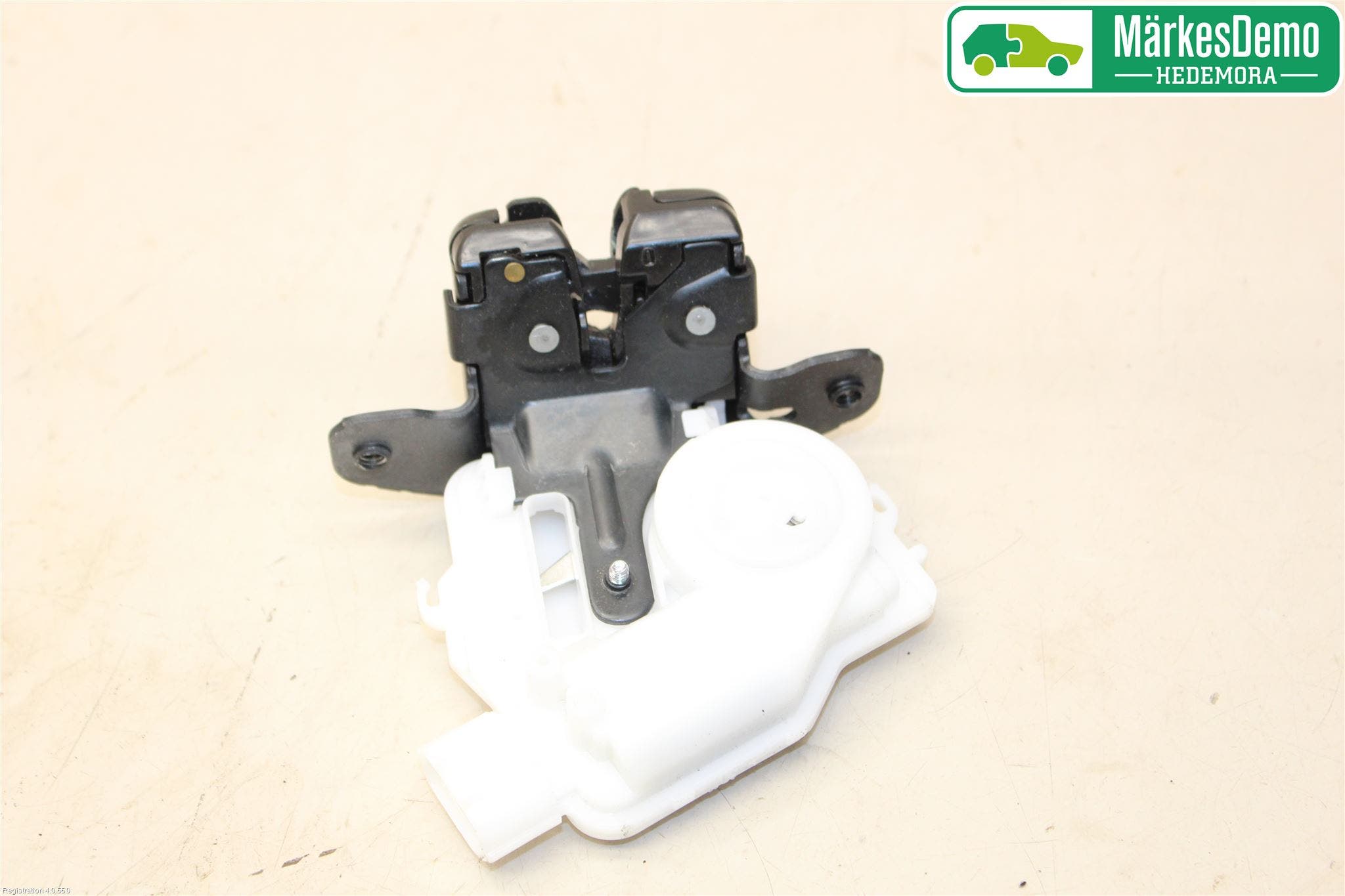 Toyota YARIS XP130 15-20 Låskista Baklucka