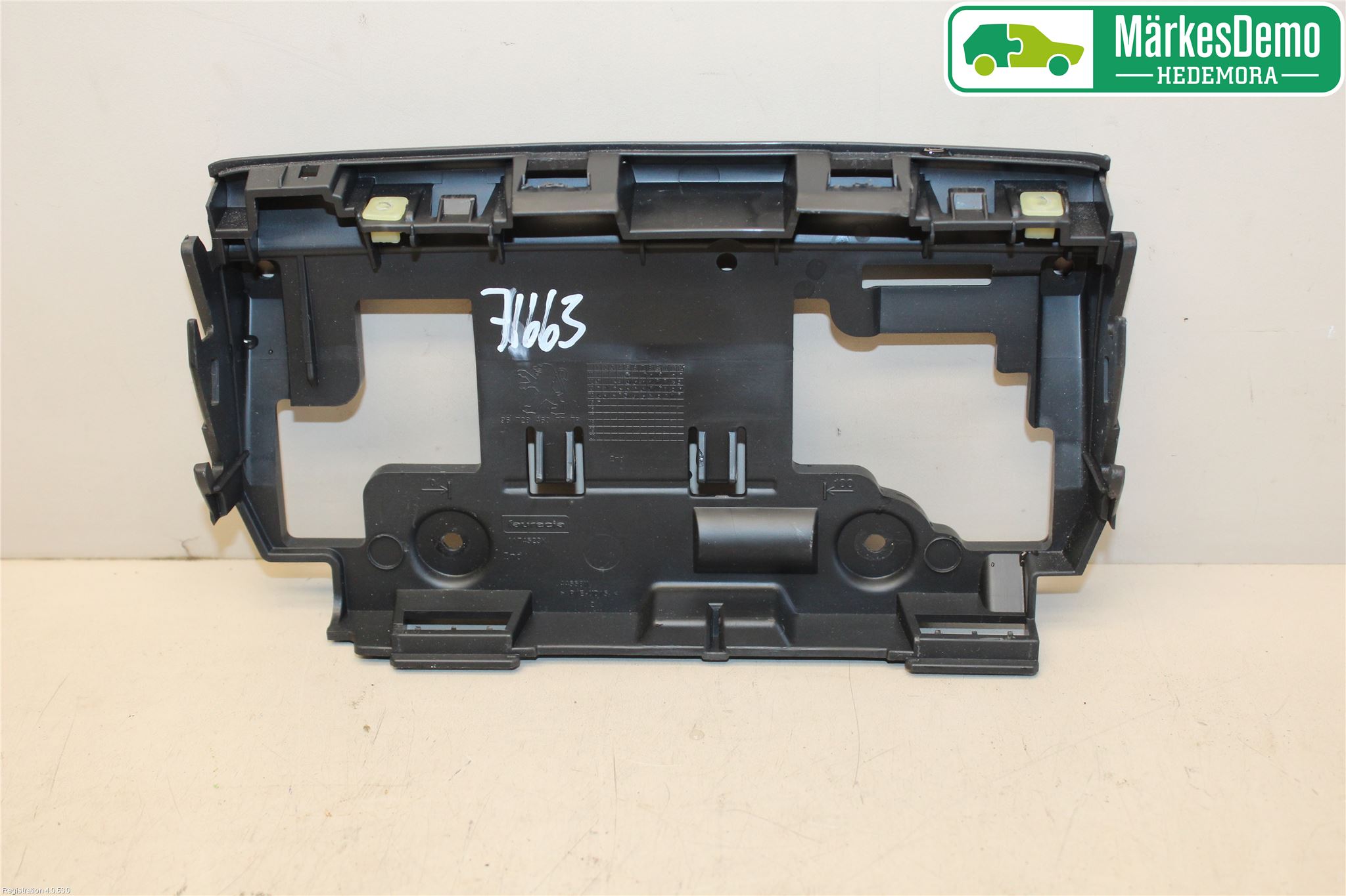 Peugeot 208 12-15 Instrument-Radio Sarg