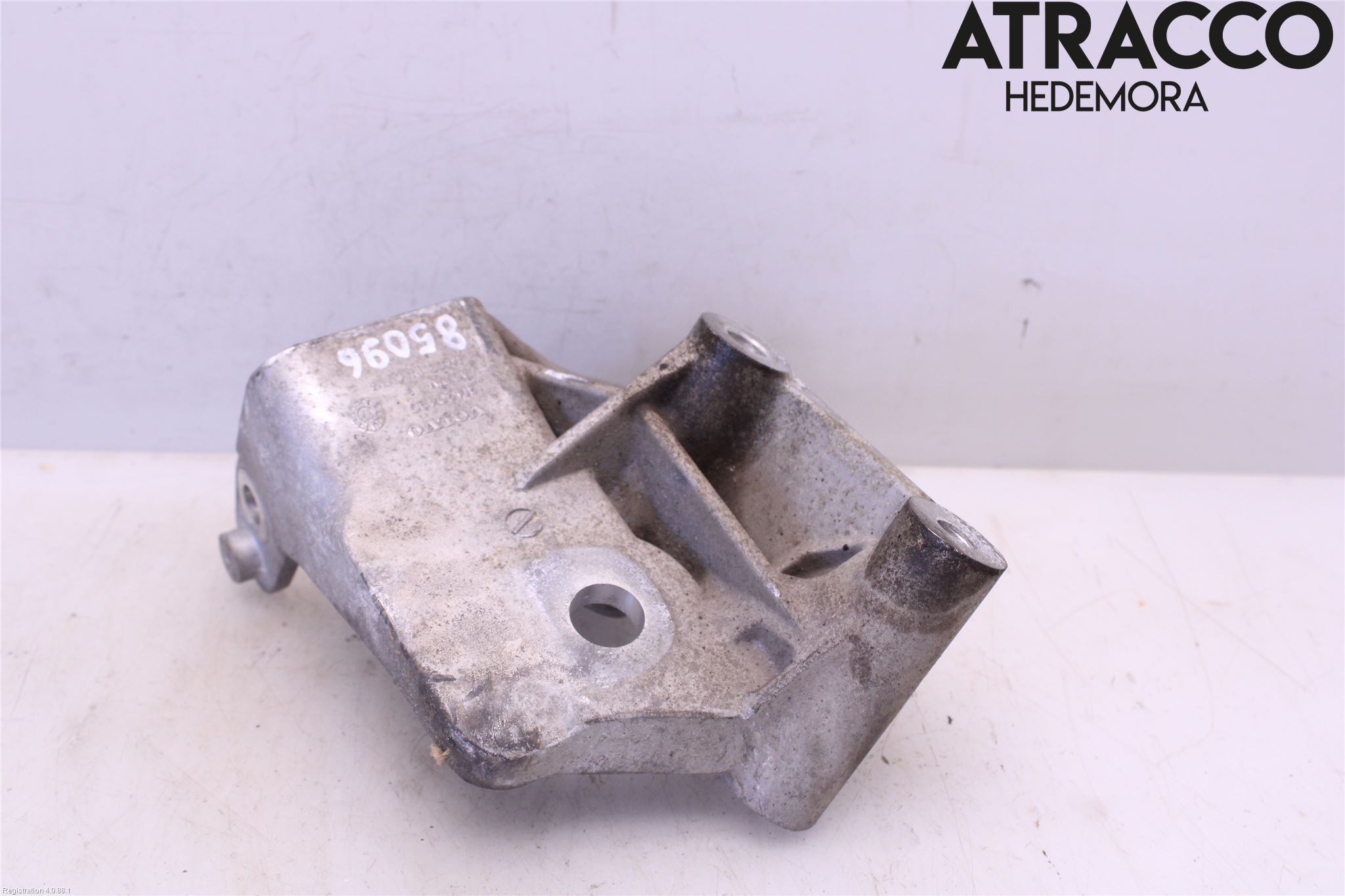 Volvo V90 17->> Motorfäste