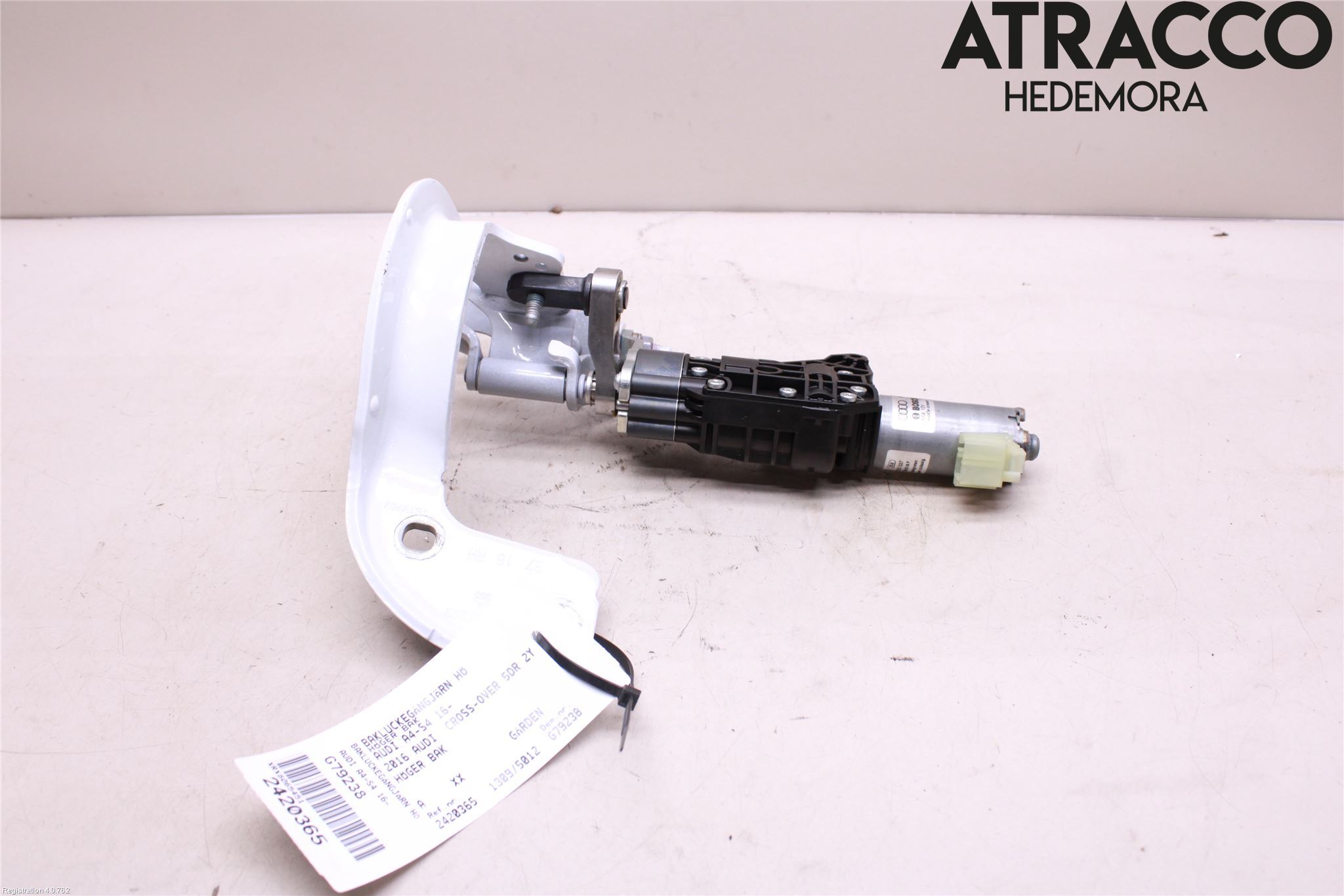 Audi A4/S4 B9 16-19 Bakluckegångjärn Hö