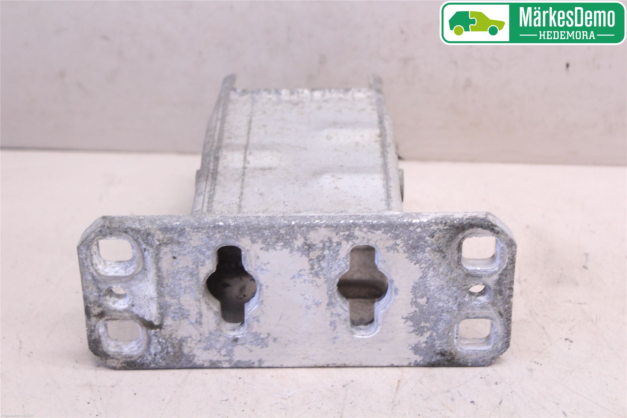 BMW 5 E60/61 Sed/Tou 02-10 Stötfångarbärjärn Fram