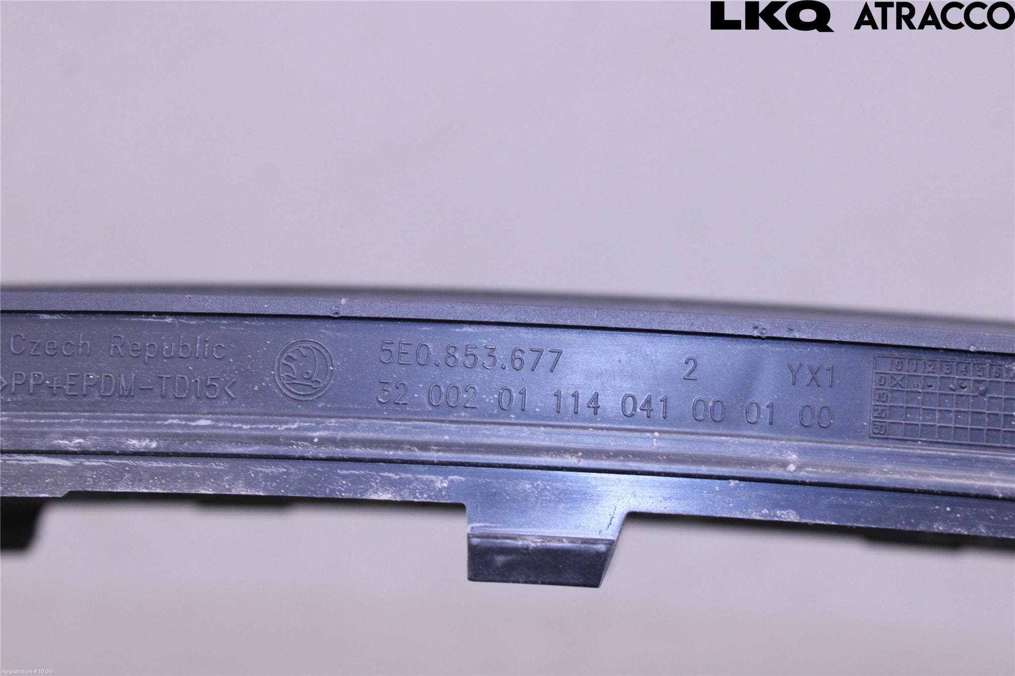 Skoda OCTAVIA (5E) 13-20 Grilldel Mitt