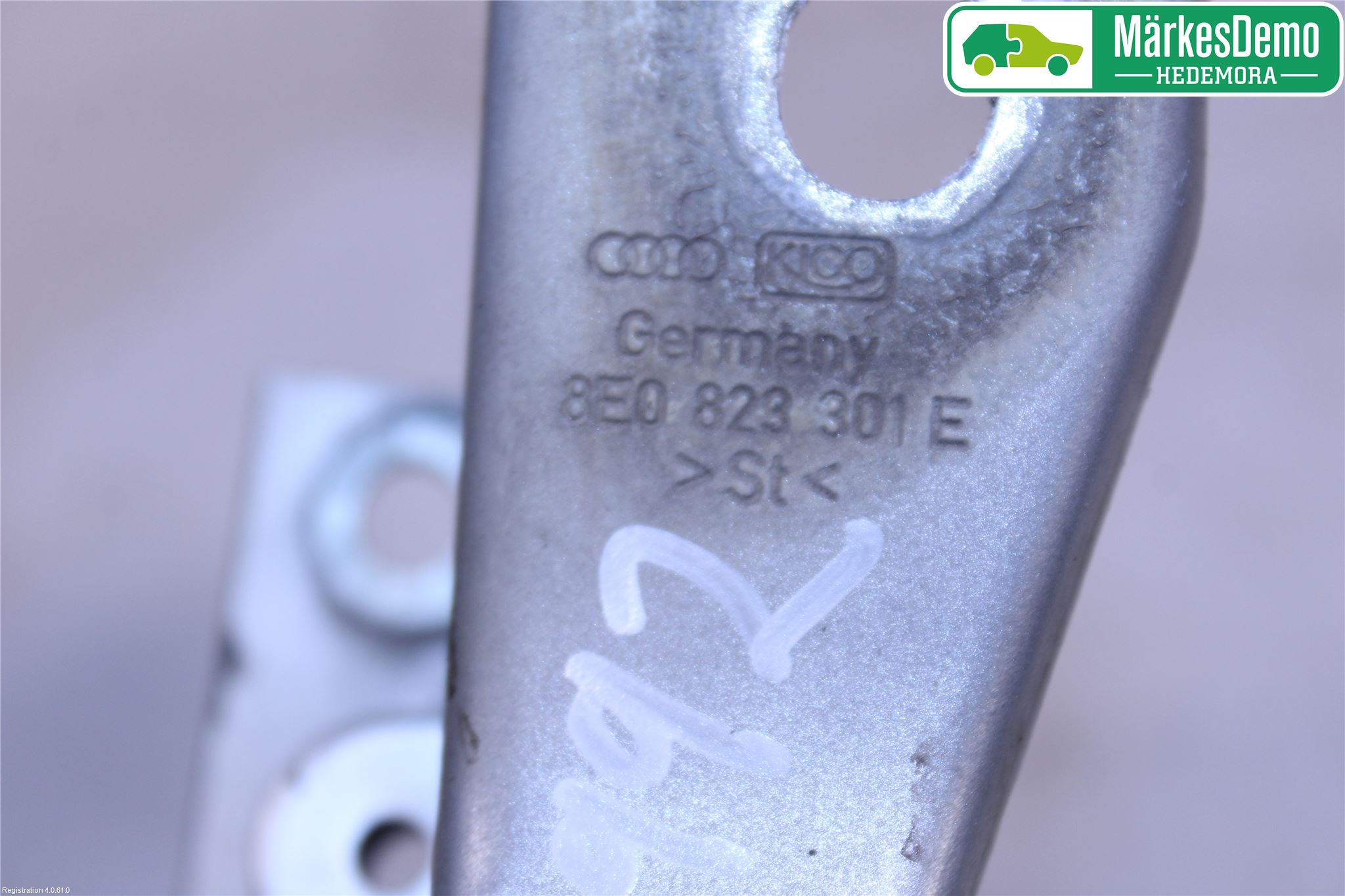 Audi A4/S4 05-07 Huvgångjärn