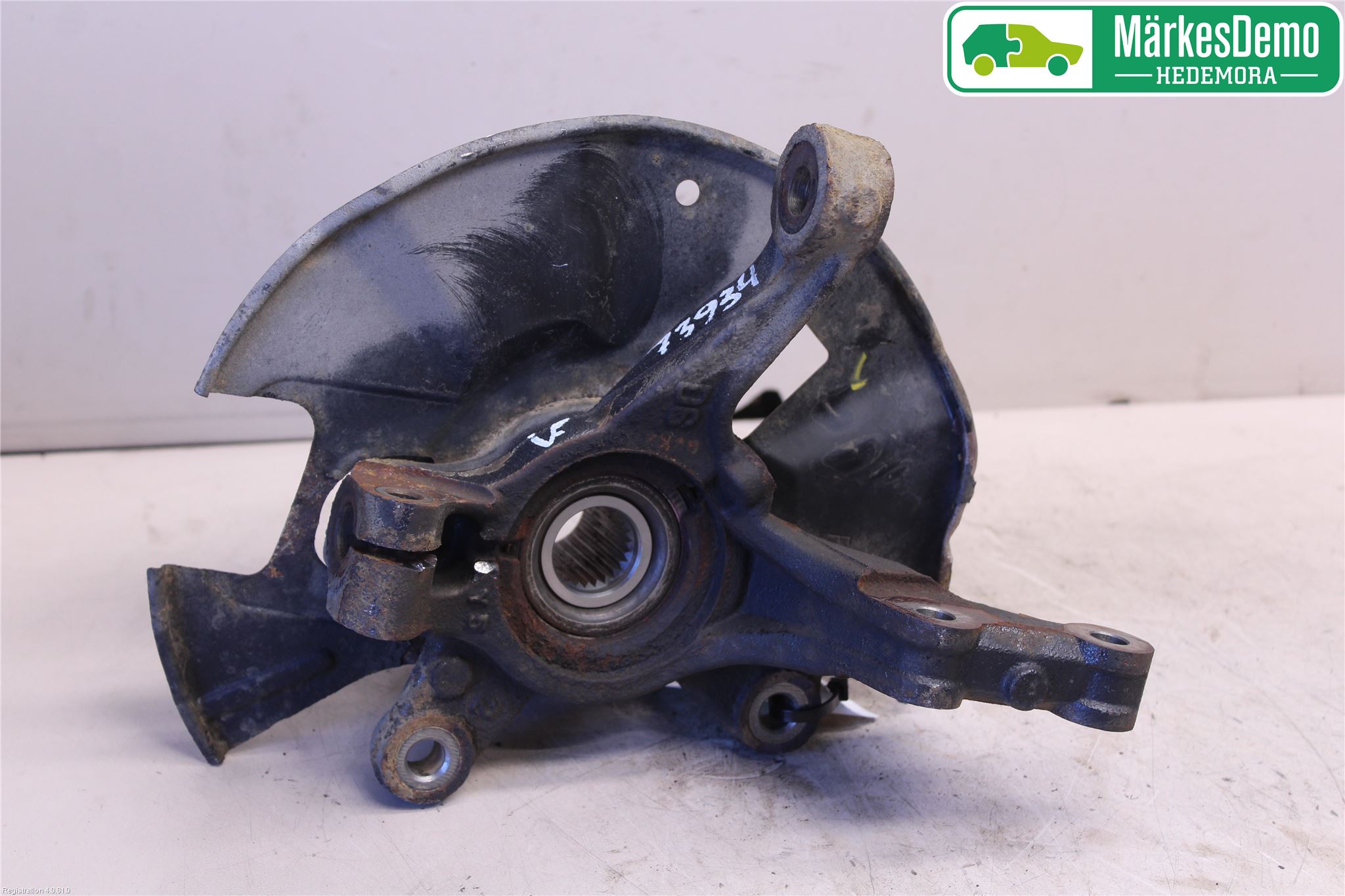 Mazda 2 (DE) 08-15 Styrspindel Lagerhus Vä