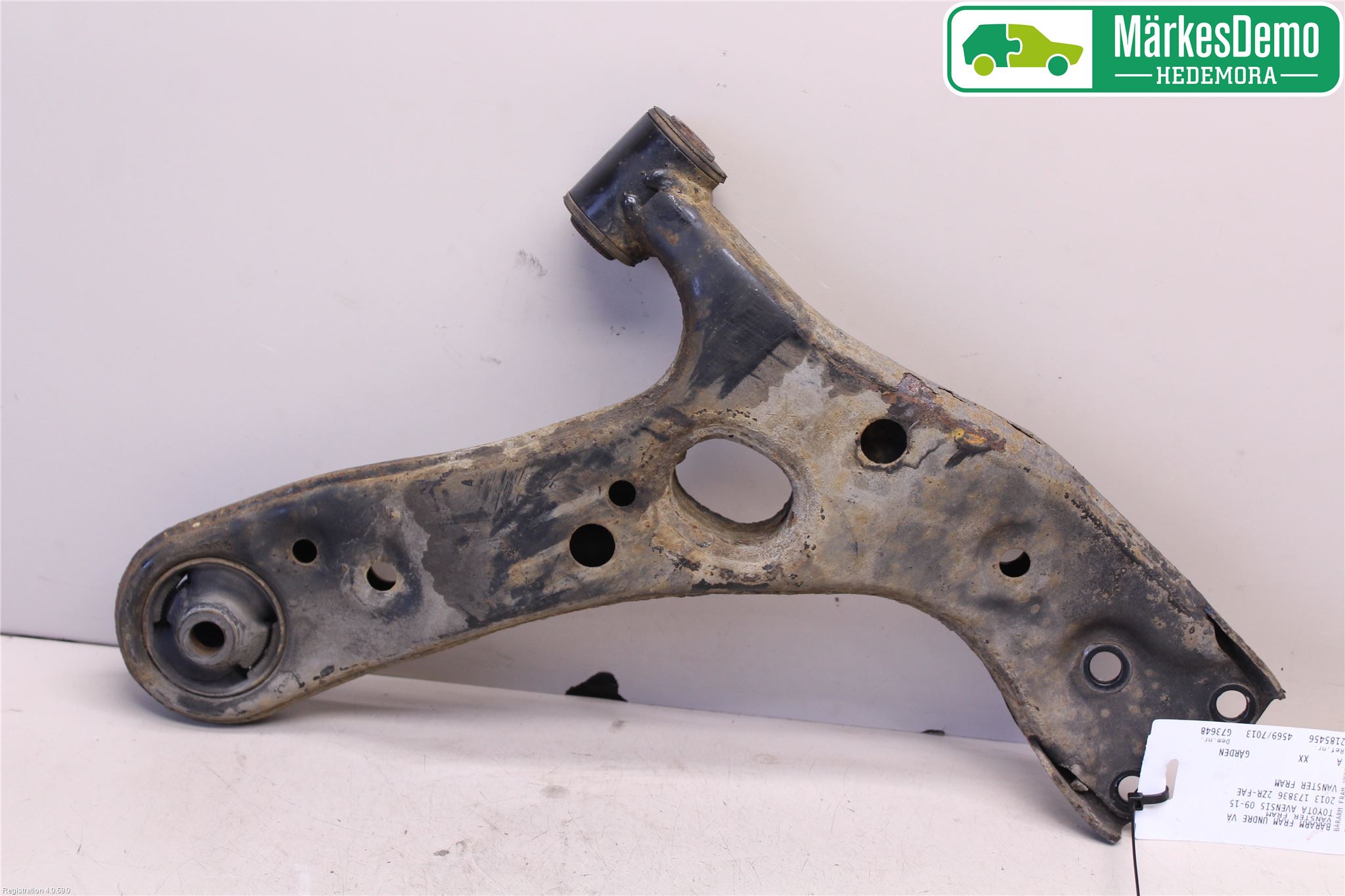 Toyota AVENSIS 09-15 Bärarm Fram Undre Vä
