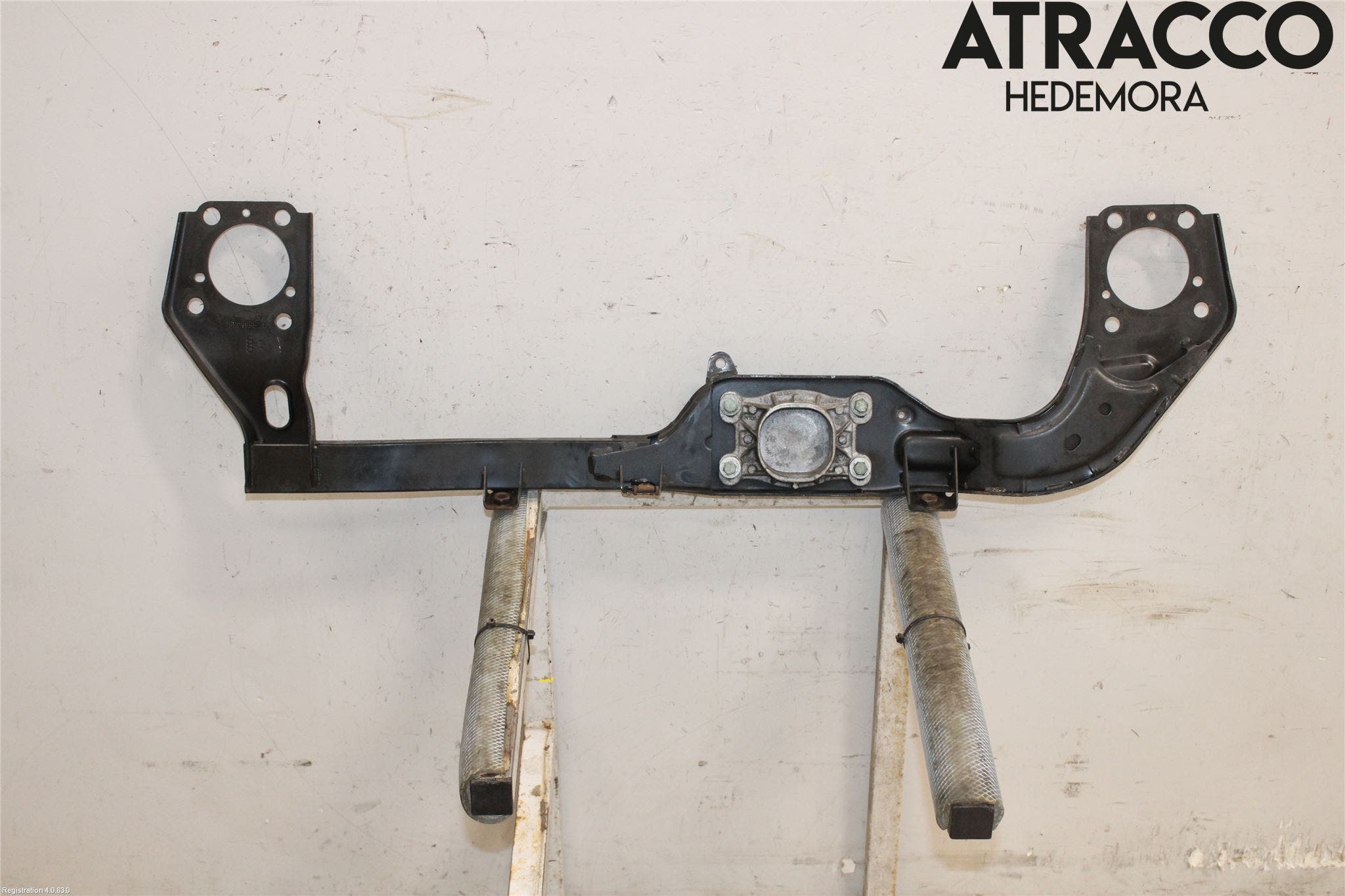 Audi A4/S4 01-05 Kylarfäste-Ram-Balk