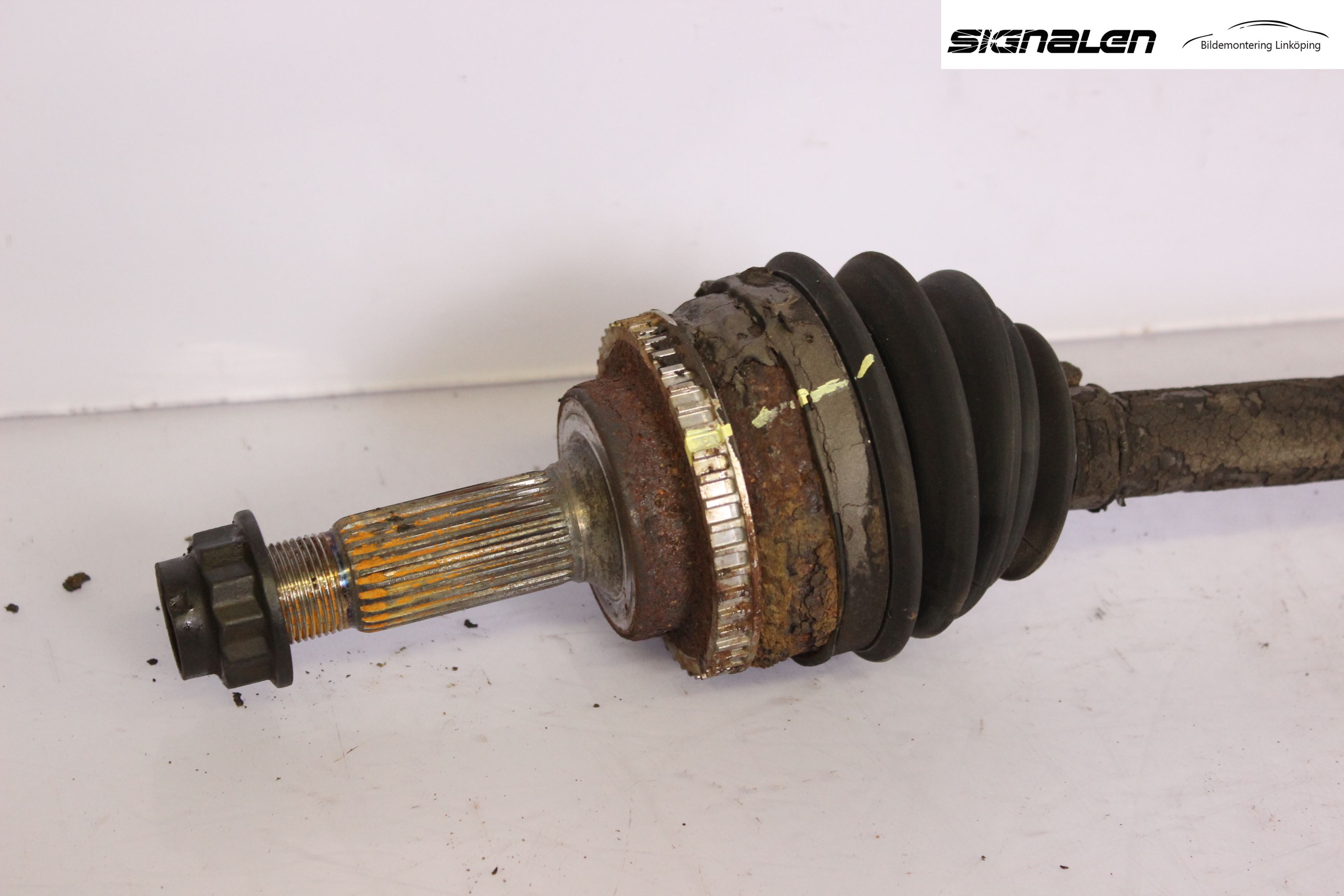 Toyota YARIS P1 03-05 Drivaxel Fram Höger