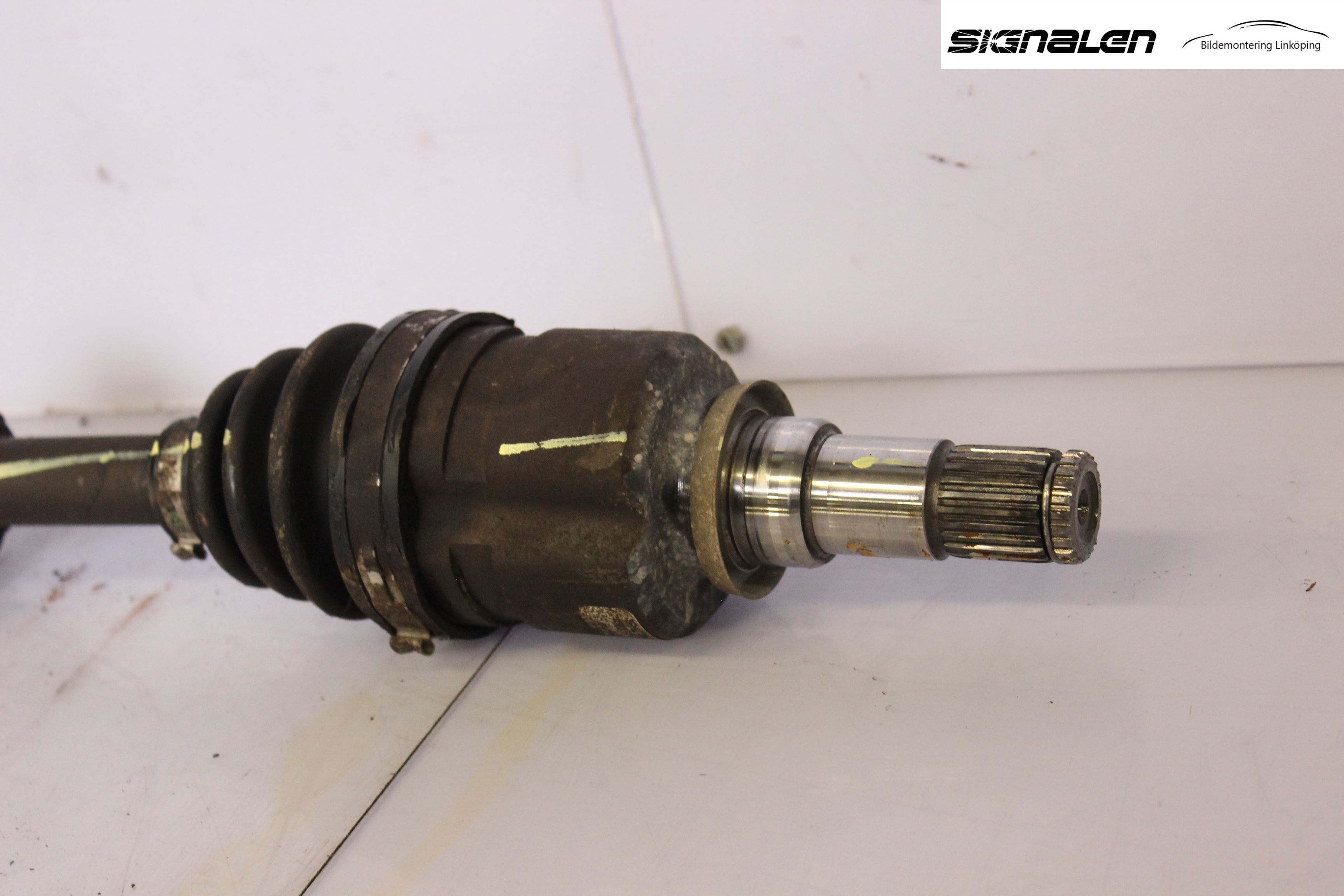 Toyota YARIS P1 03-05 Drivaxel Fram Höger