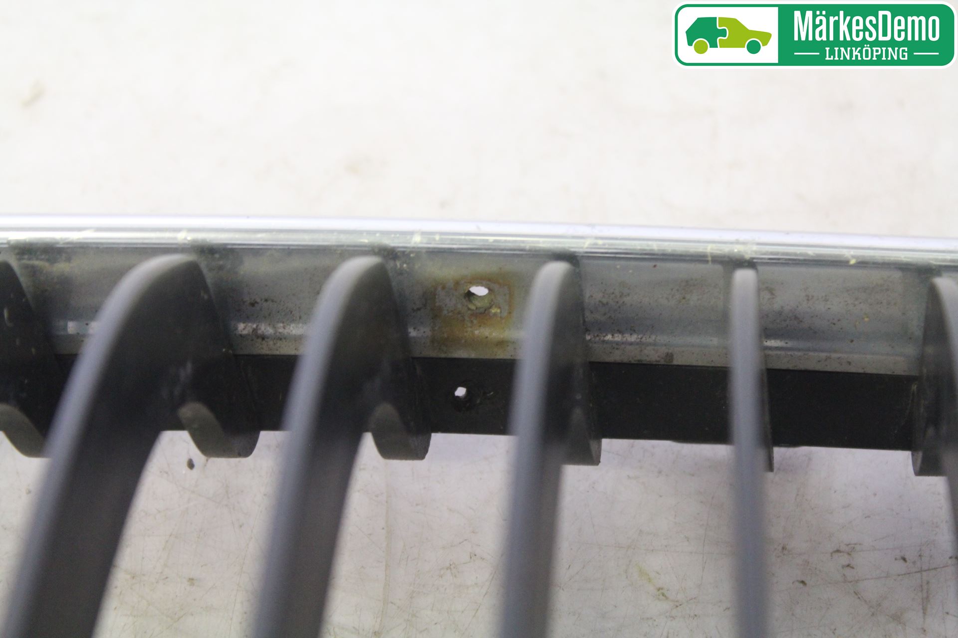 BMW 3 E90/91 SED/TOU 05-12 Grilldel Vänster