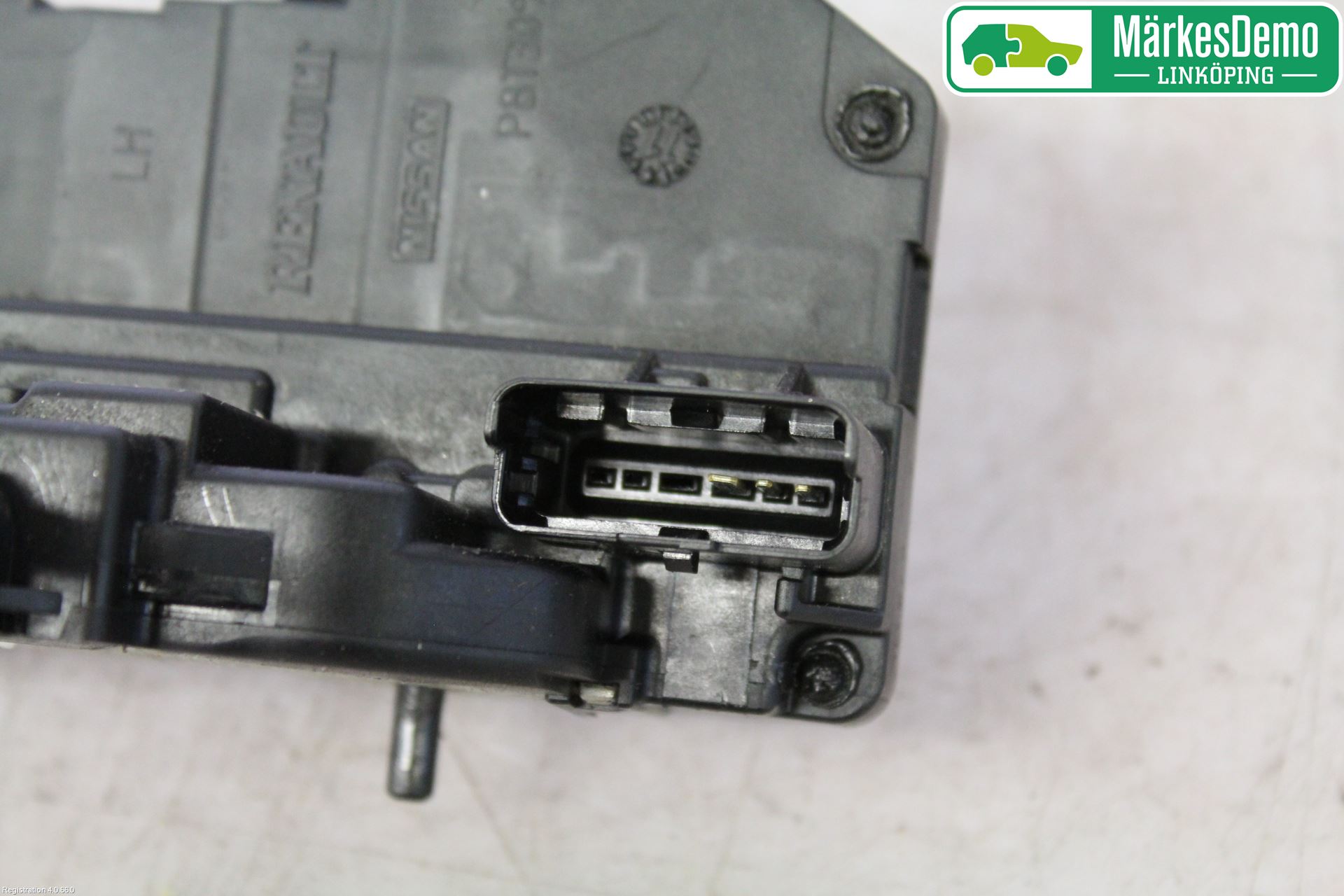 Nissan NOTE E11 06-14 Låskista-Dörrlås