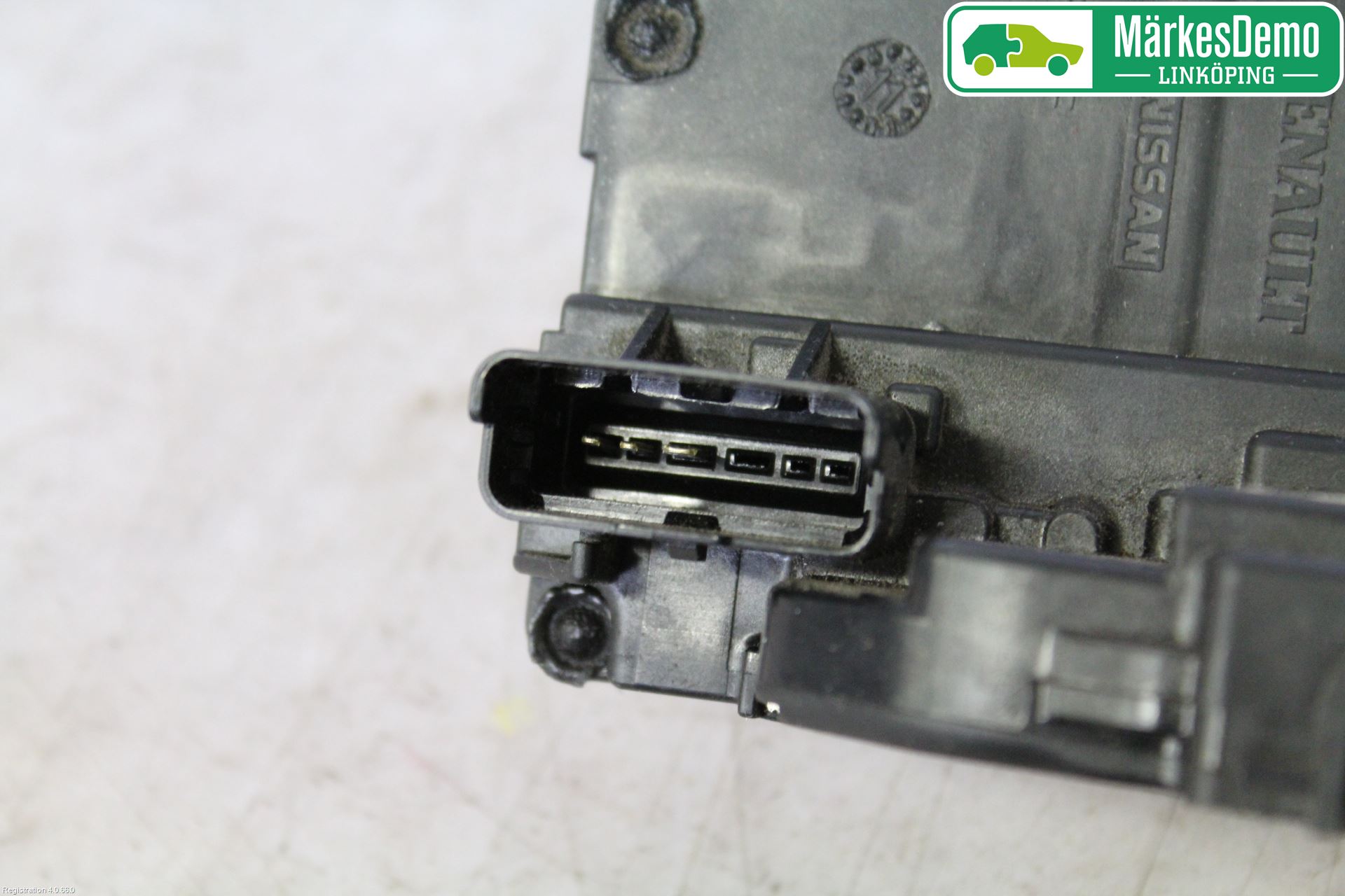 Nissan NOTE E11 06-14 Låskista-Dörrlås