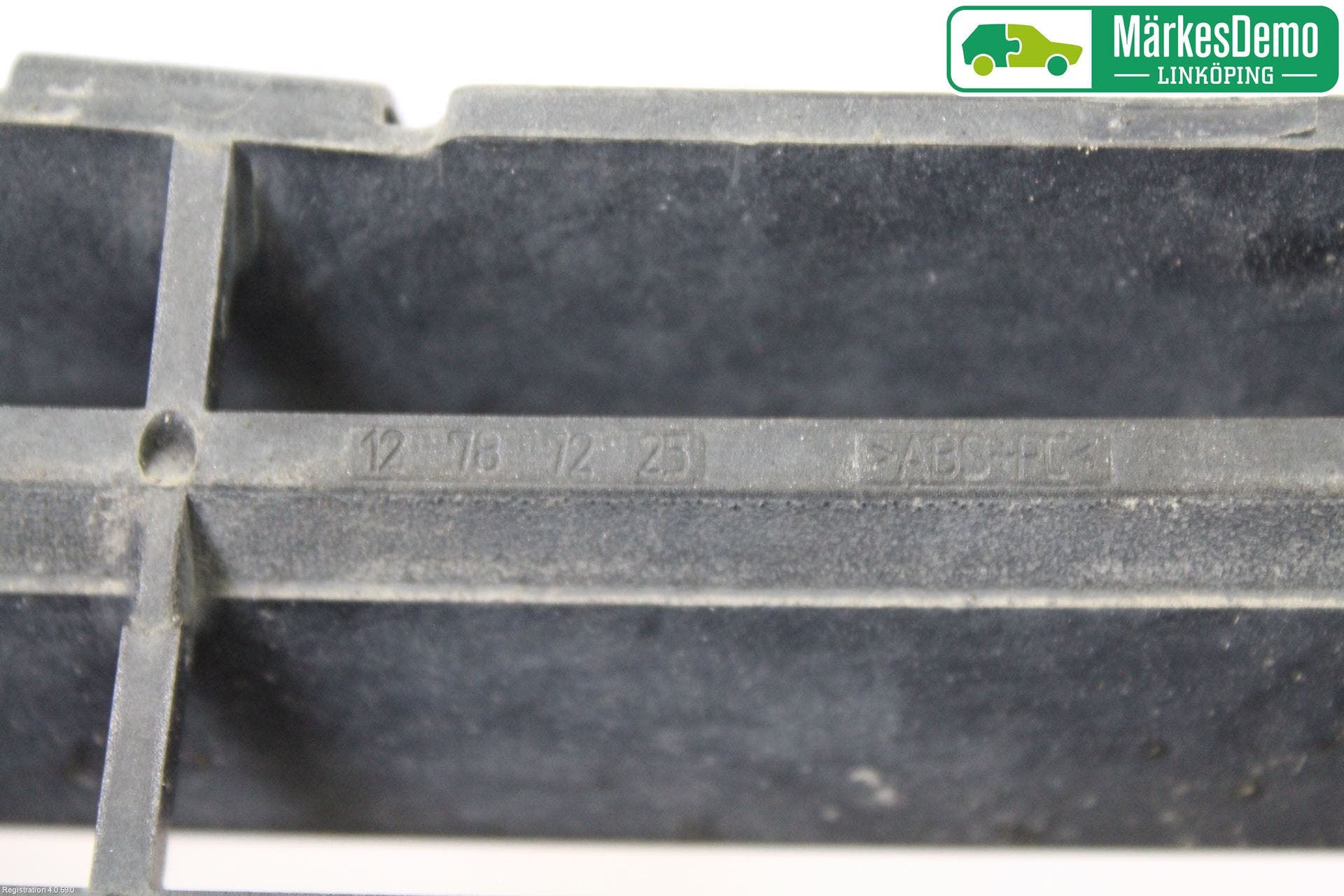 Saab 9-3 VER 2 Grilldel Mitt