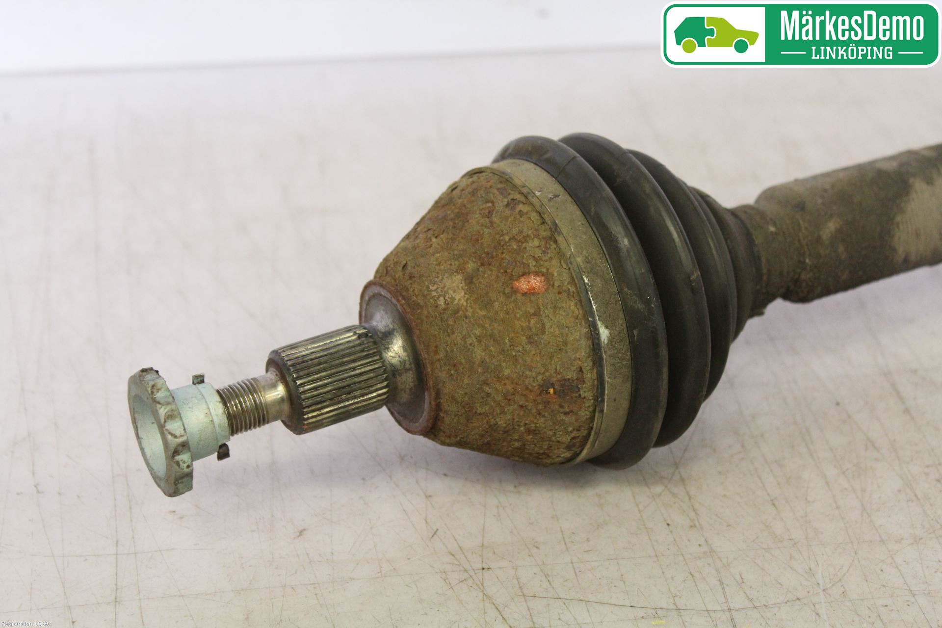 Volkswagen VW POLO 10-17 Drivaxel Fram Höger