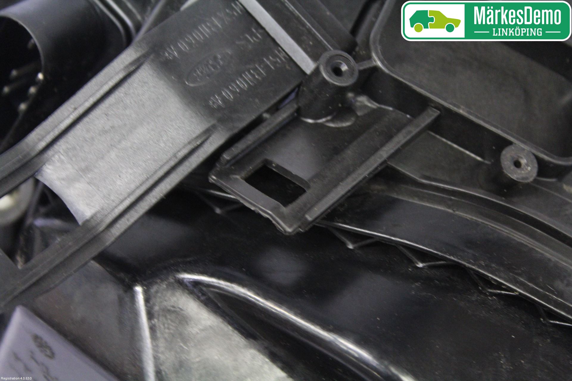 Ford FOCUS     04-07 Strålkastare Höger