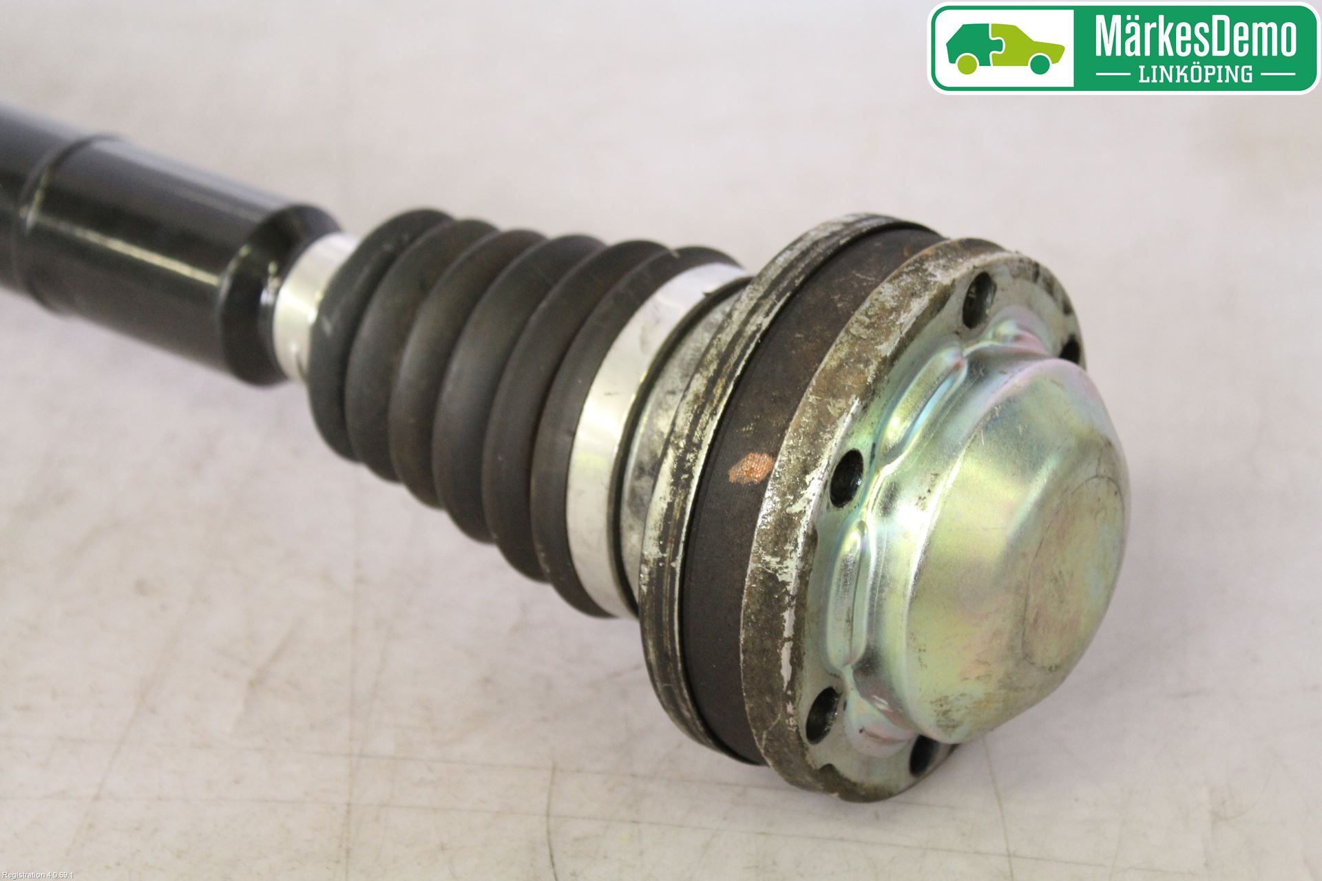 Volkswagen VW POLO 10-17 Drivaxel Fram Höger