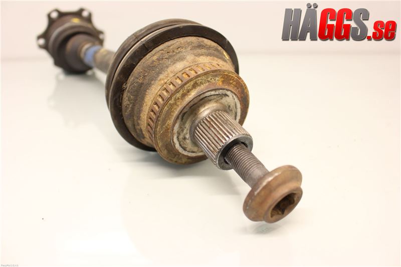 Volkswagen VW PASSAT 01-05 Drivaxel Fram Höger