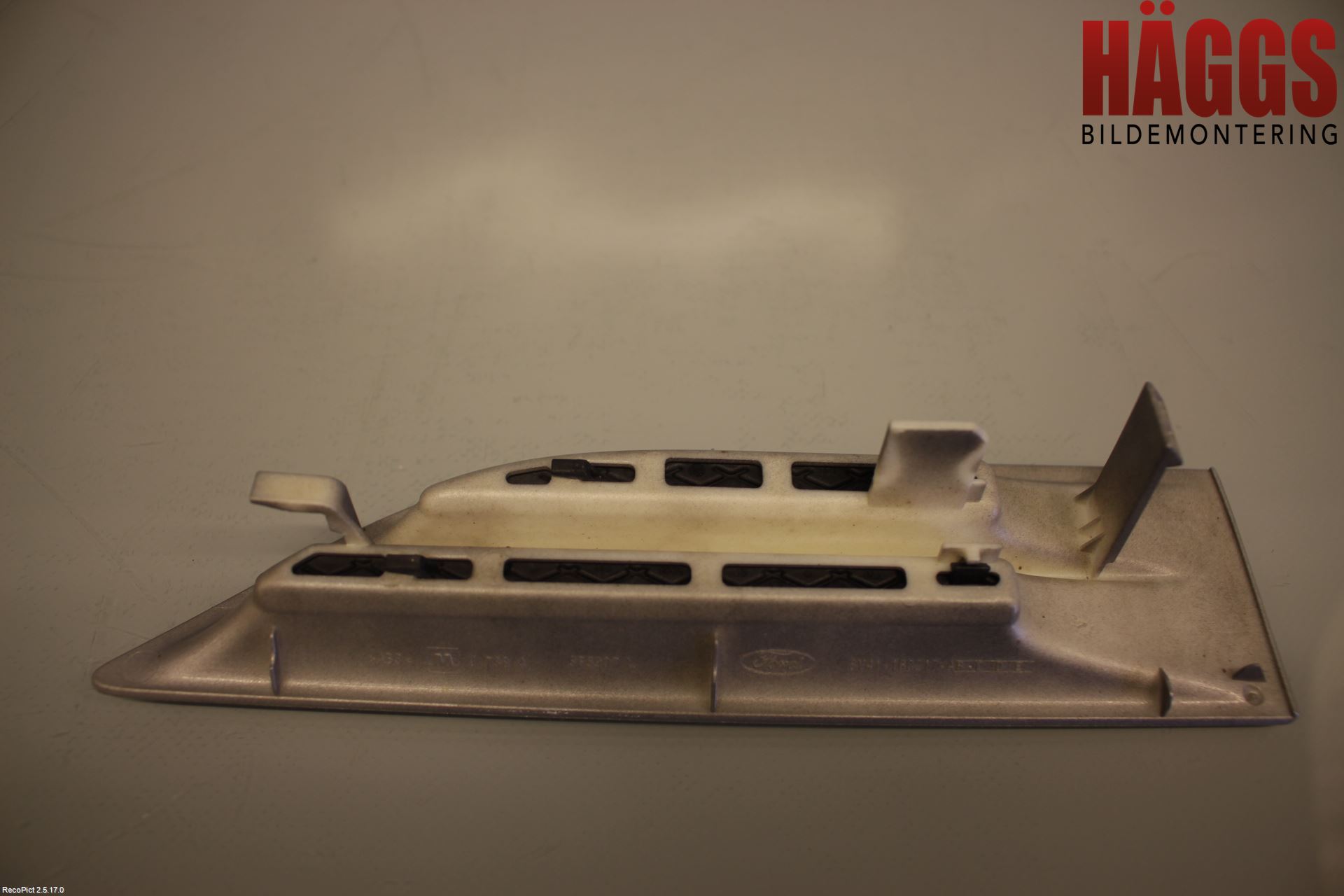 Ford KUGA 08-12 List Framskärm Vä