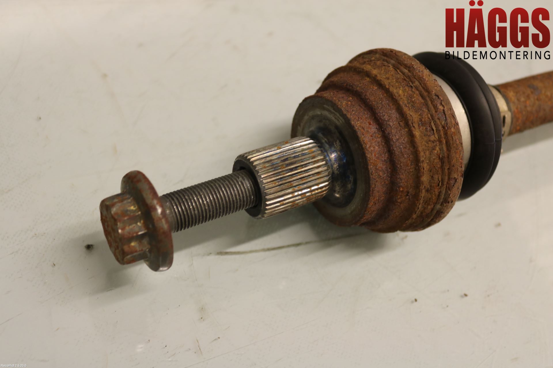 Volkswagen VW PASSAT 11-14 Drivaxel Bak Vänster