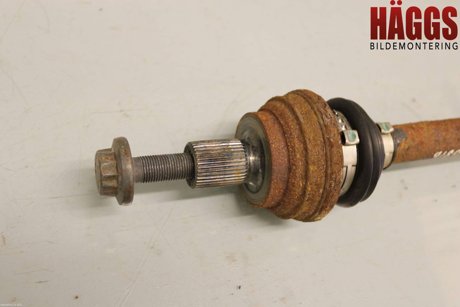 Volkswagen VW PASSAT 11-14 Drivaxel Bak Höger