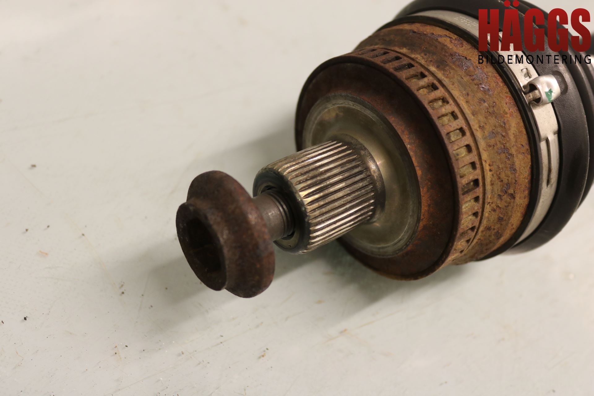 Audi A4/S4 01-05 Drivaxel Fram Vänster
