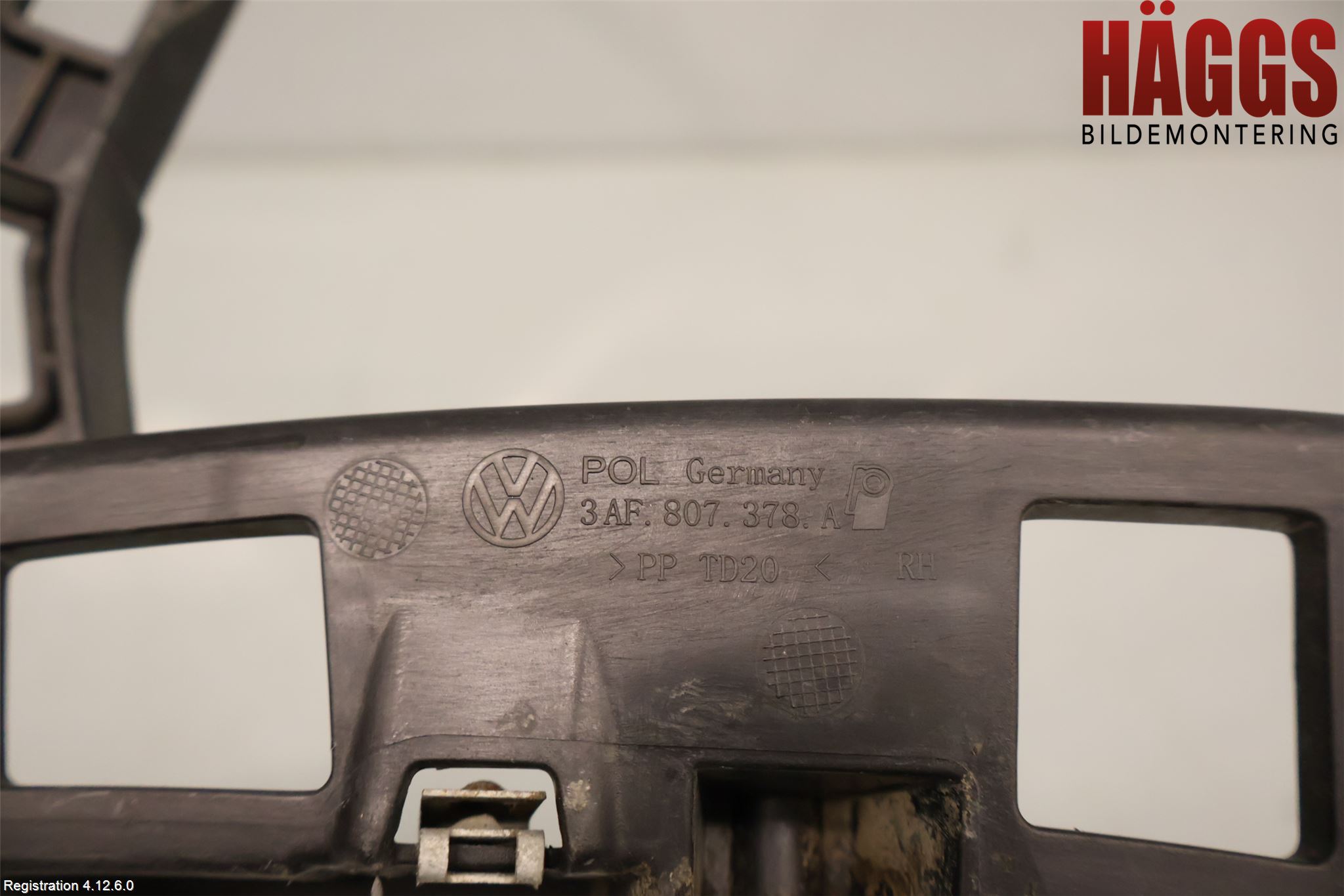Volkswagen VW PASSAT 11-14 Stötfångarfäste Bak Hö
