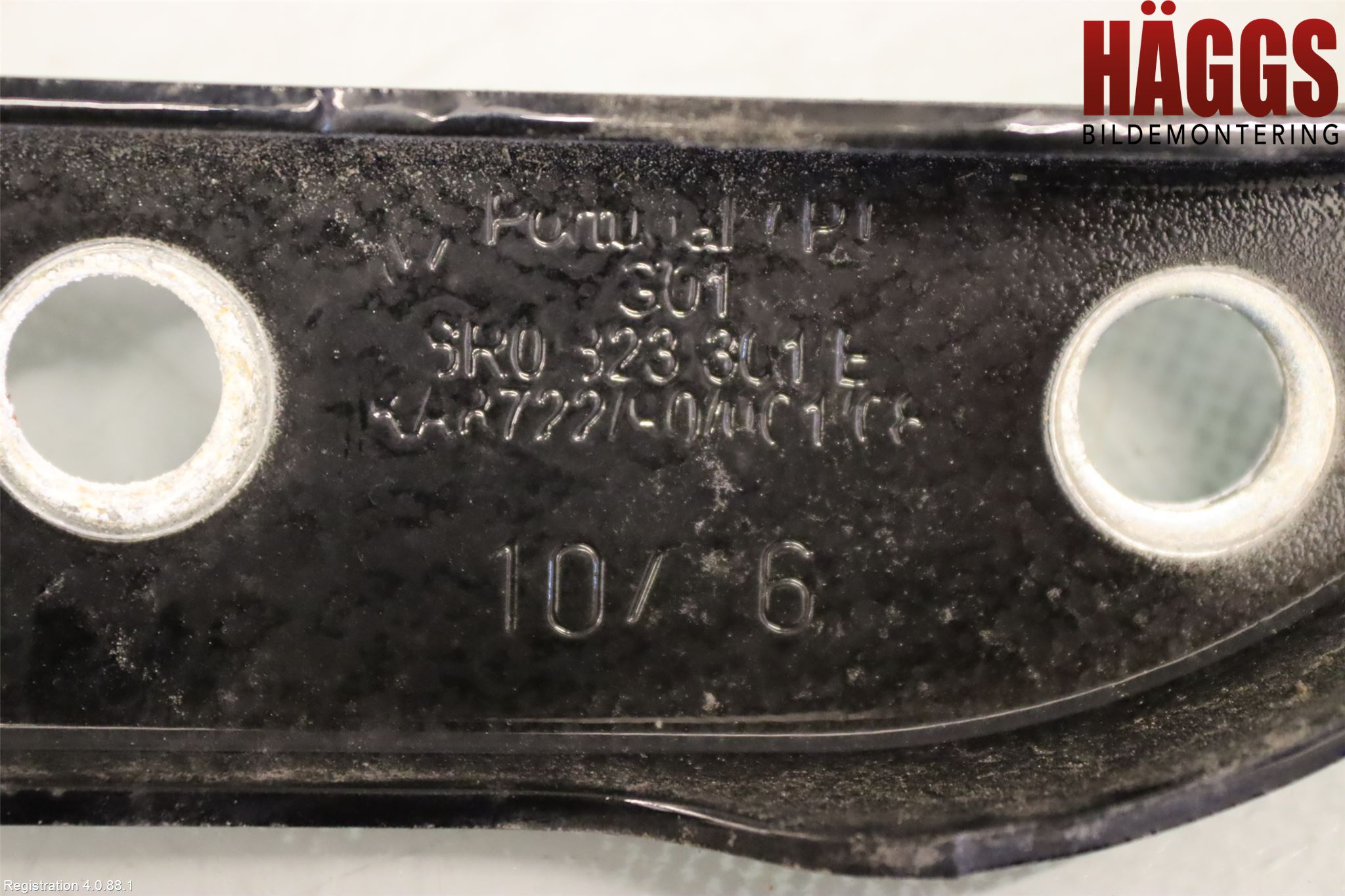 Volkswagen VW POLO 10-17 Huvgångjärn