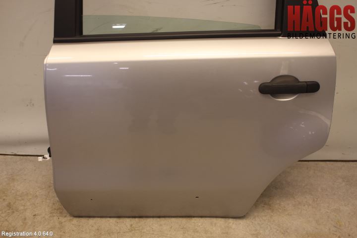Nissan NOTE E11 06-14 Dörr Bak Vänster