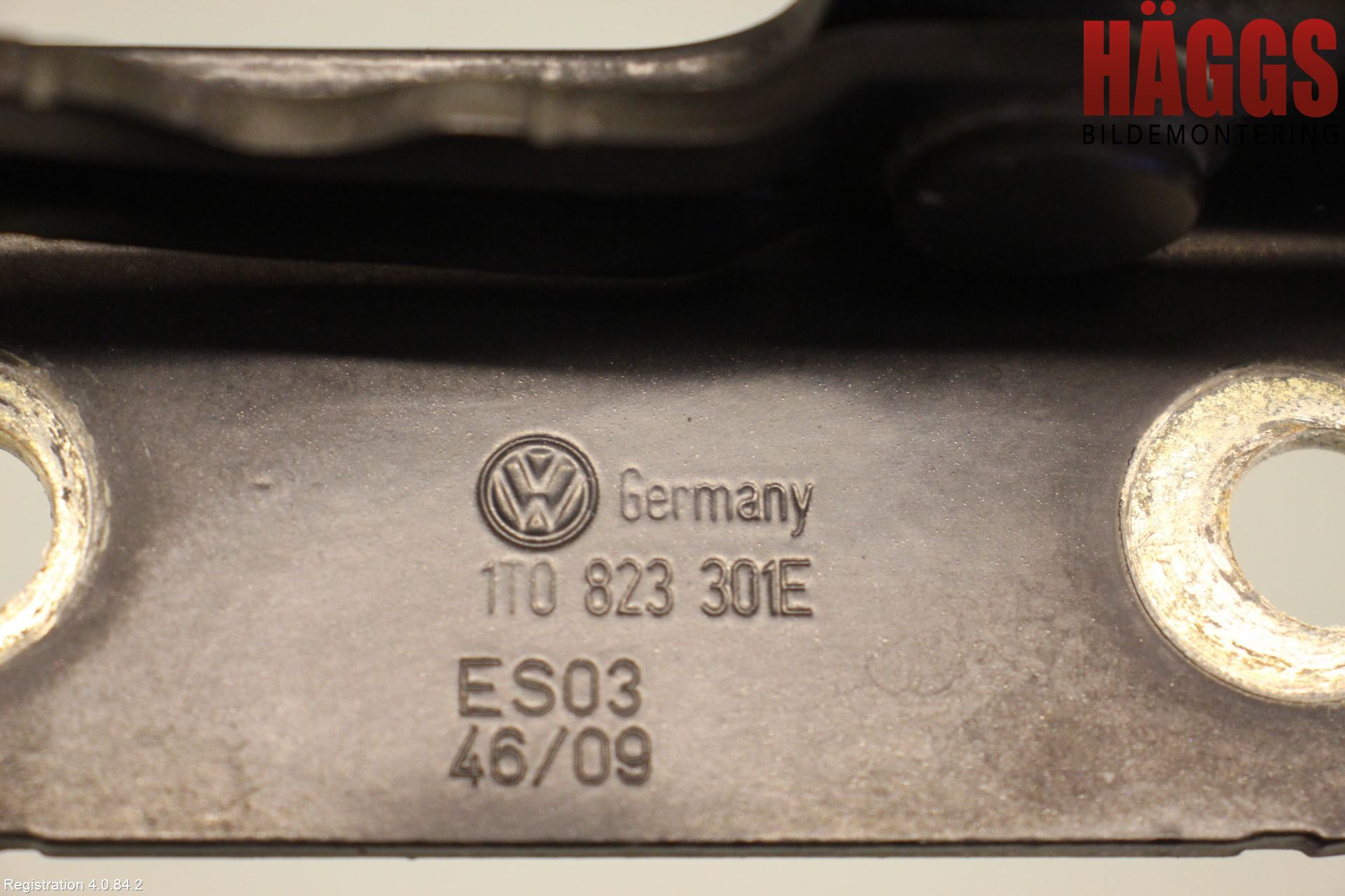Volkswagen VW CADDY      04-10 Huvgångjärn