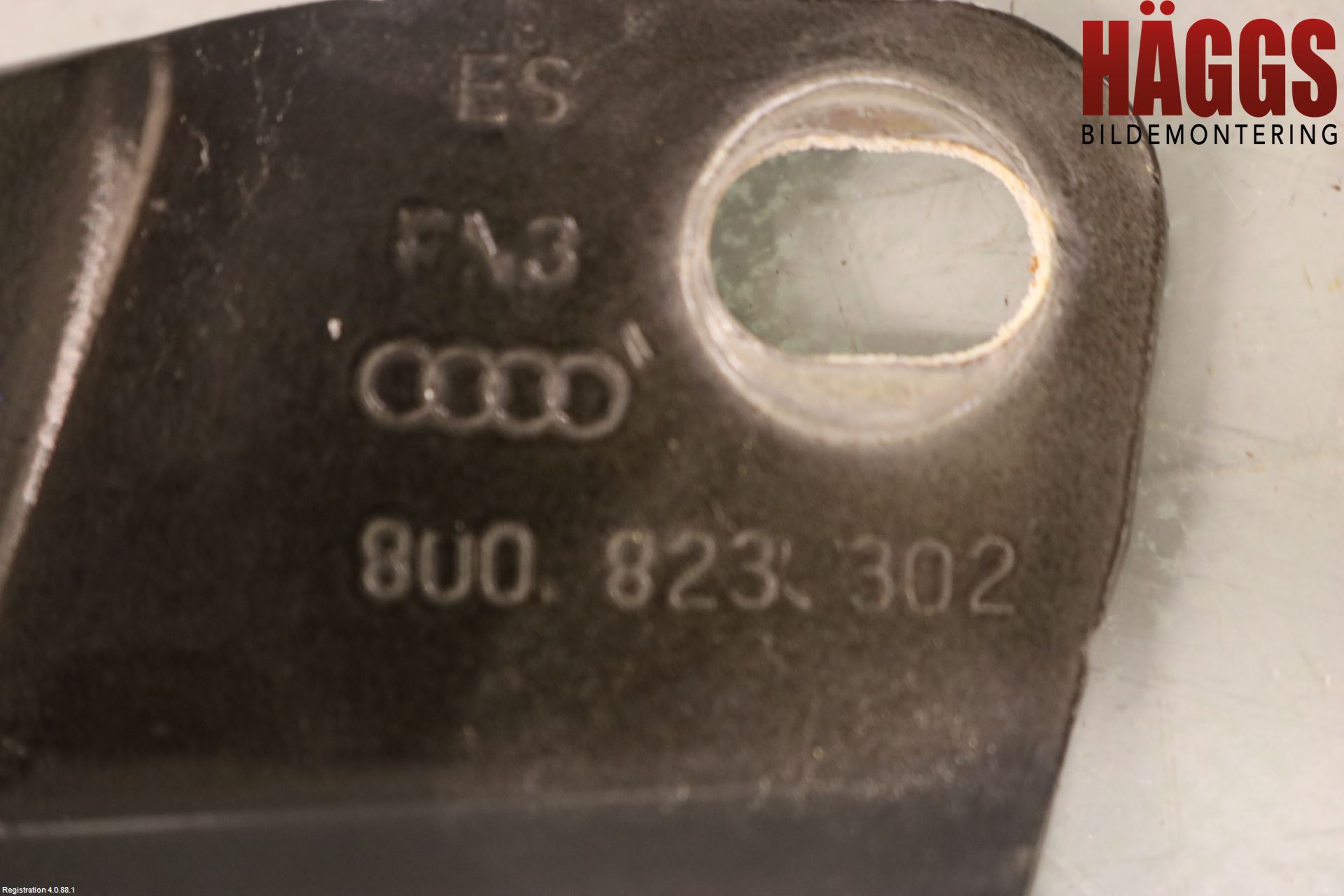 Audi Q3 8U 12-18 Huvgångjärn