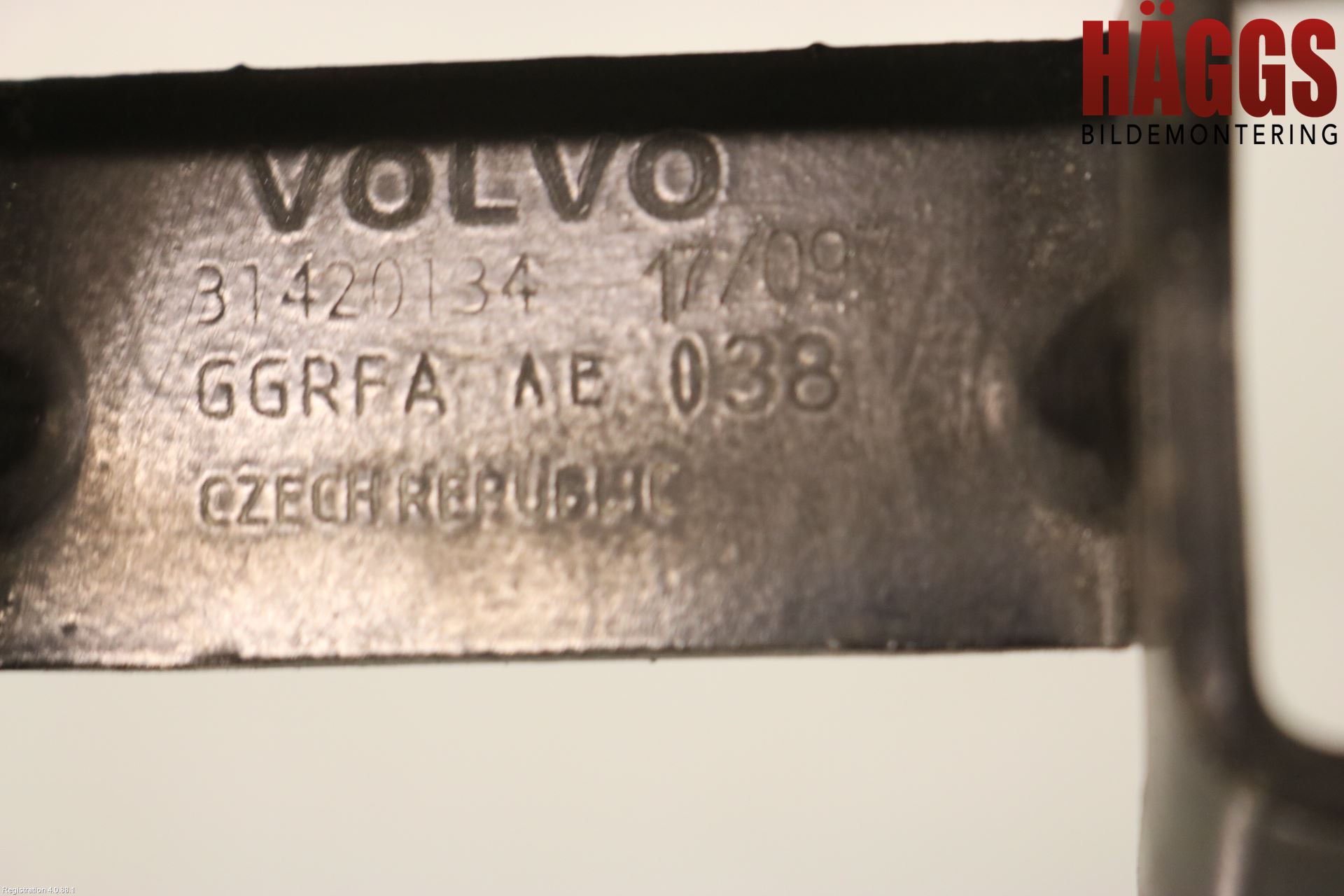 Volvo V90 17->> Bakluckegångjärn Vä