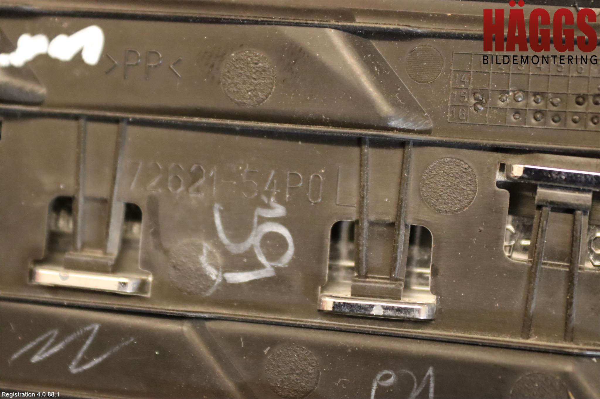 Suzuki VITARA 15- List Framskärm Vä