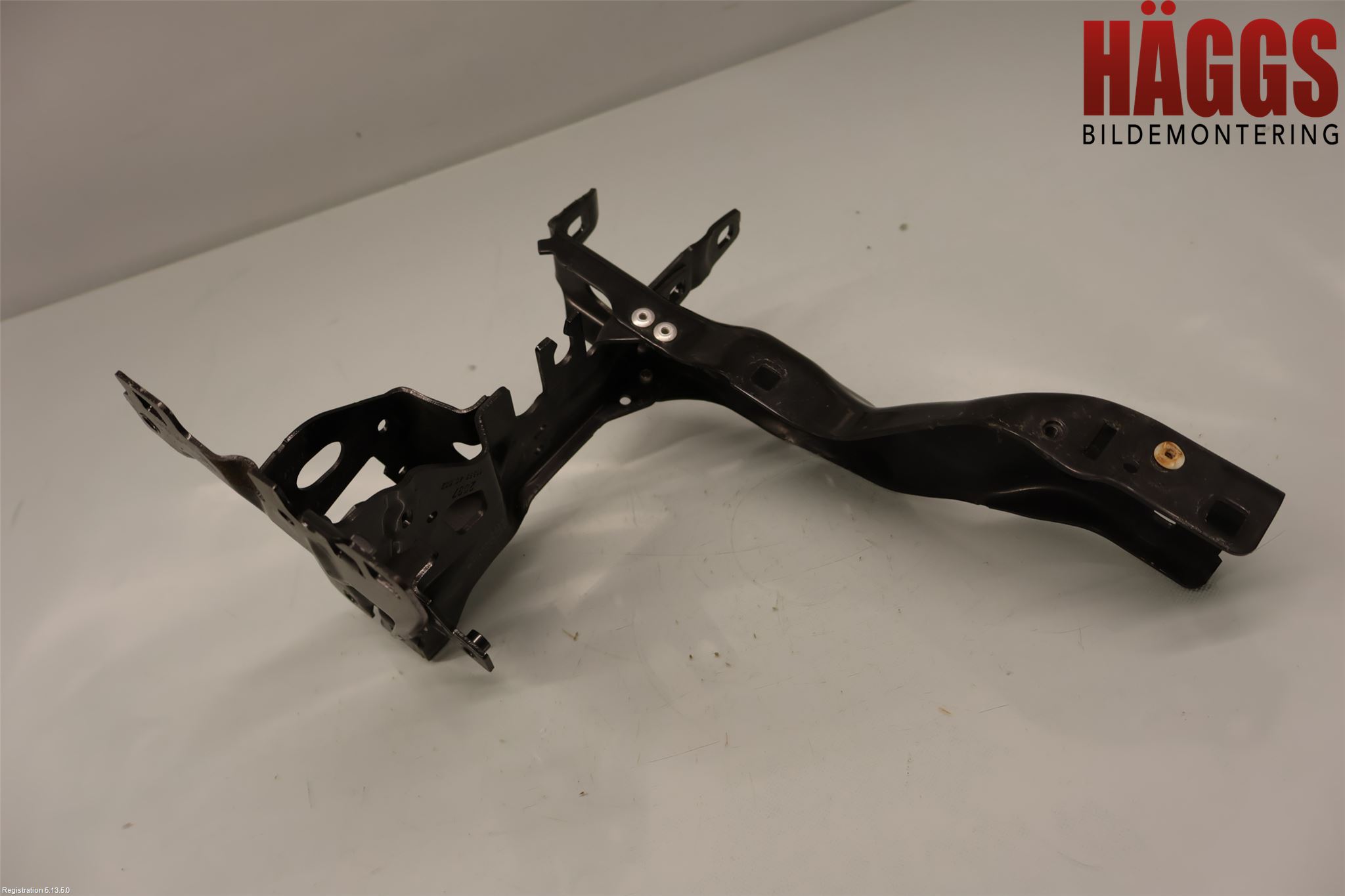 BMW 5 G30/G31/F90 17-23 Strålkast Fästsarg