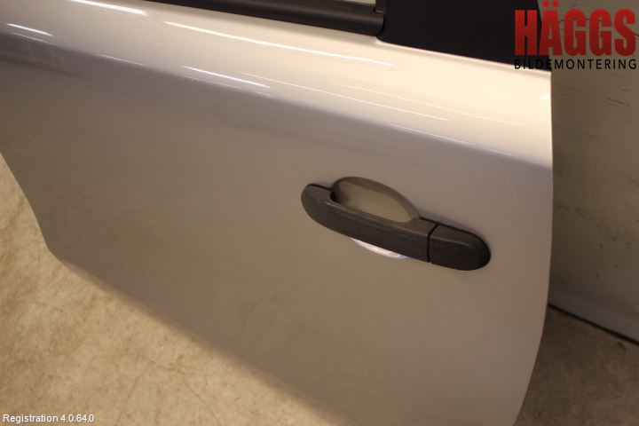 Nissan NOTE E11 06-14 Dörr Bak Vänster