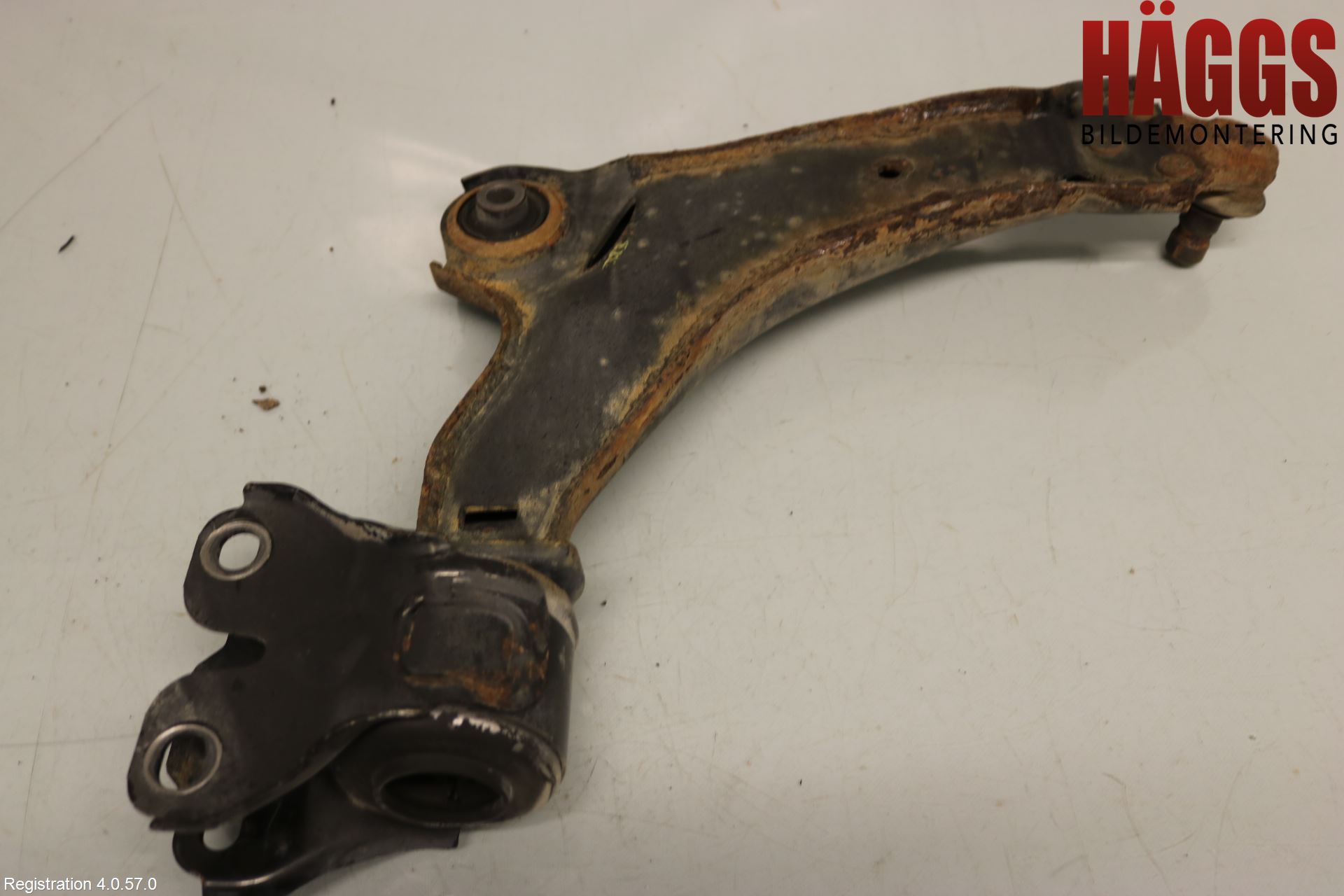 Volvo XC60 09-13 Bärarm Fram Undre Vä