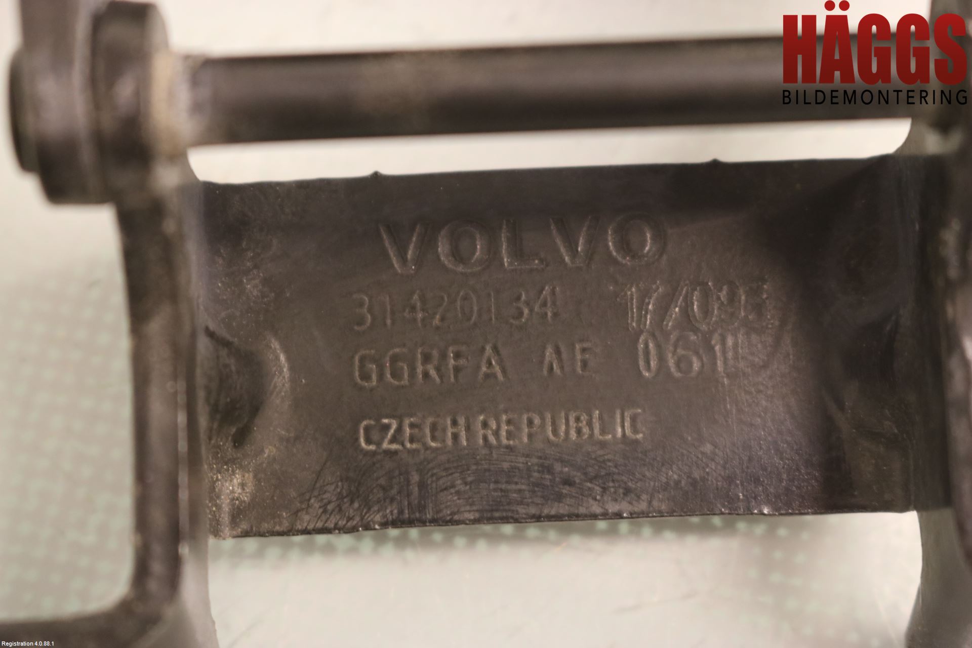 Volvo V90 17->> Bakluckegångjärn Hö