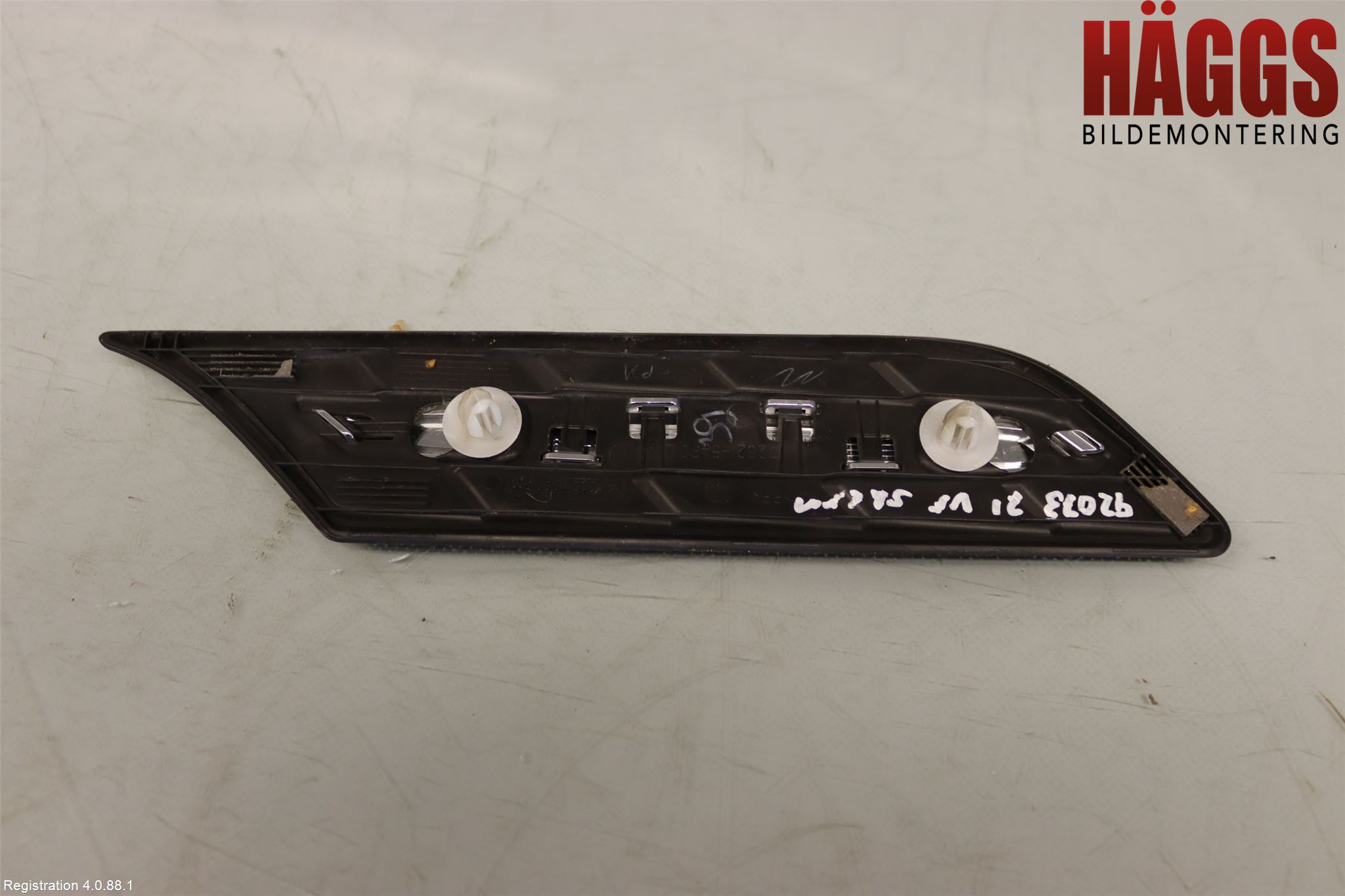 Suzuki VITARA 15- List Framskärm Vä