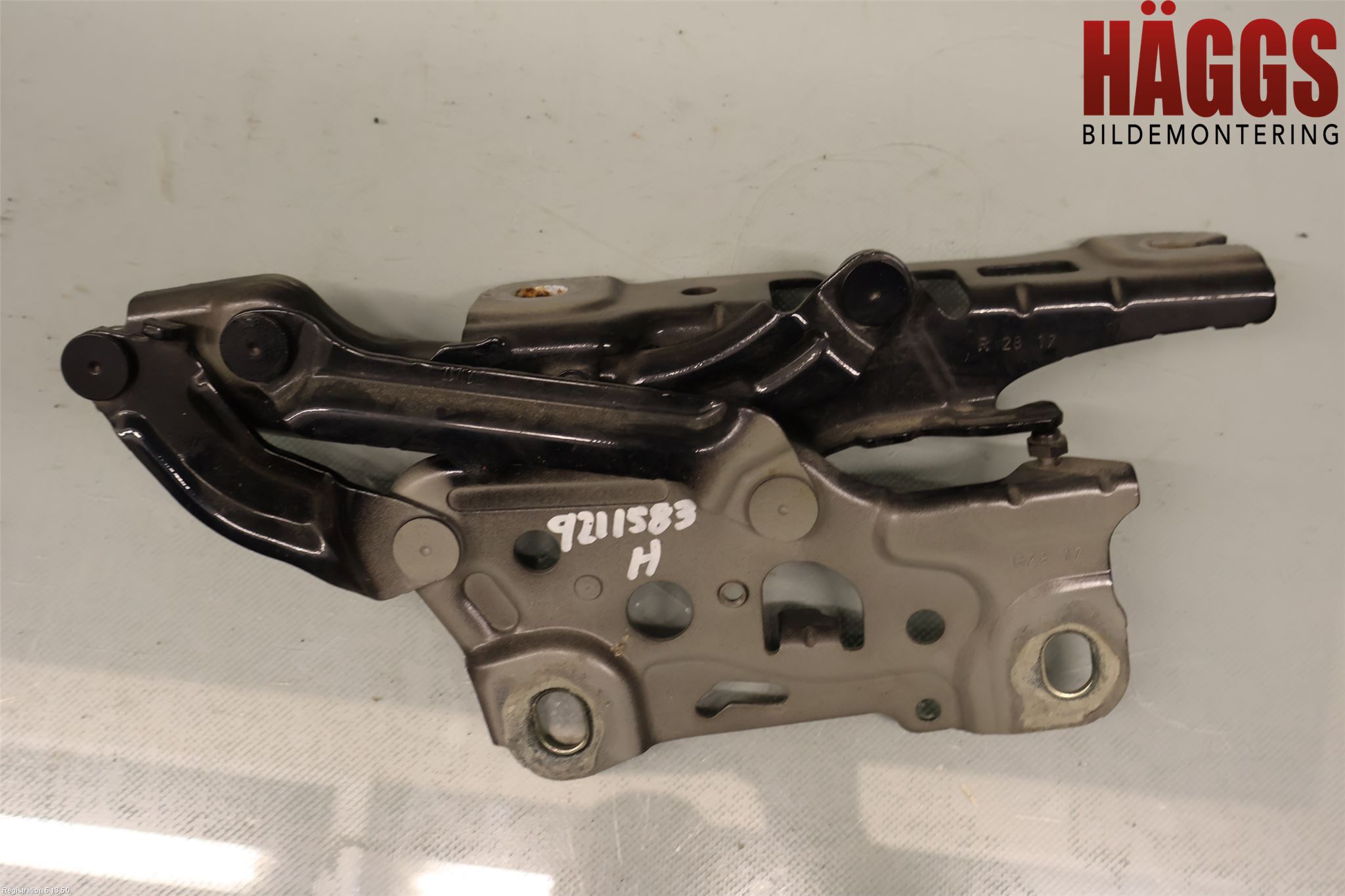 BMW 5 G30/G31/F90 17-23 Huvgångjärn
