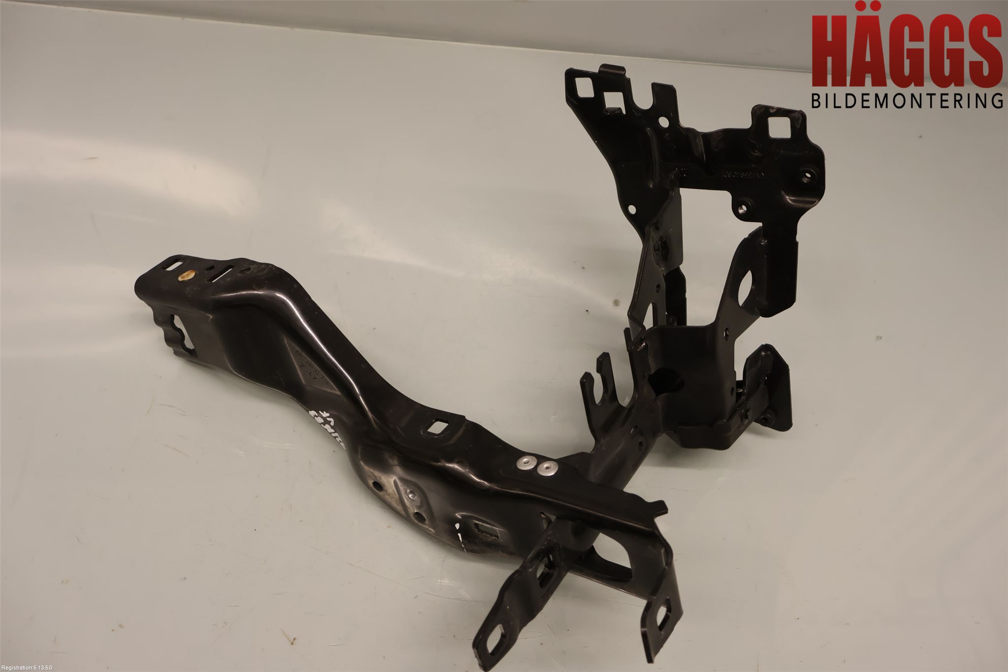 BMW 5 G30/G31/F90 17-23 Strålkast Fästsarg