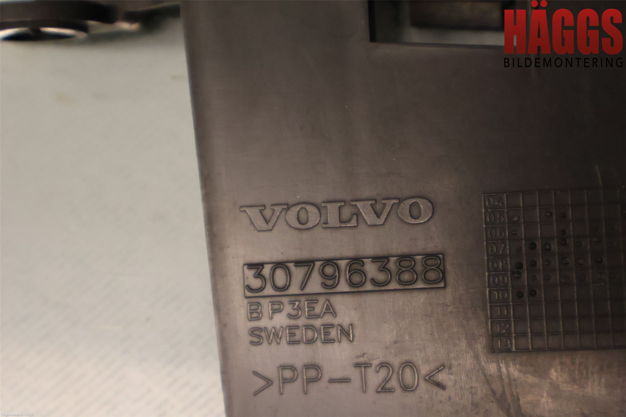 Volvo V70 08-13 Strålkast Fästsarg