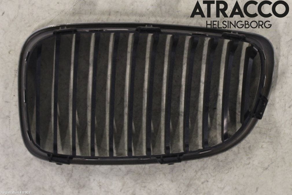 BMW 1 E87/81 5D/3D 03-11 Grilldel Höger
