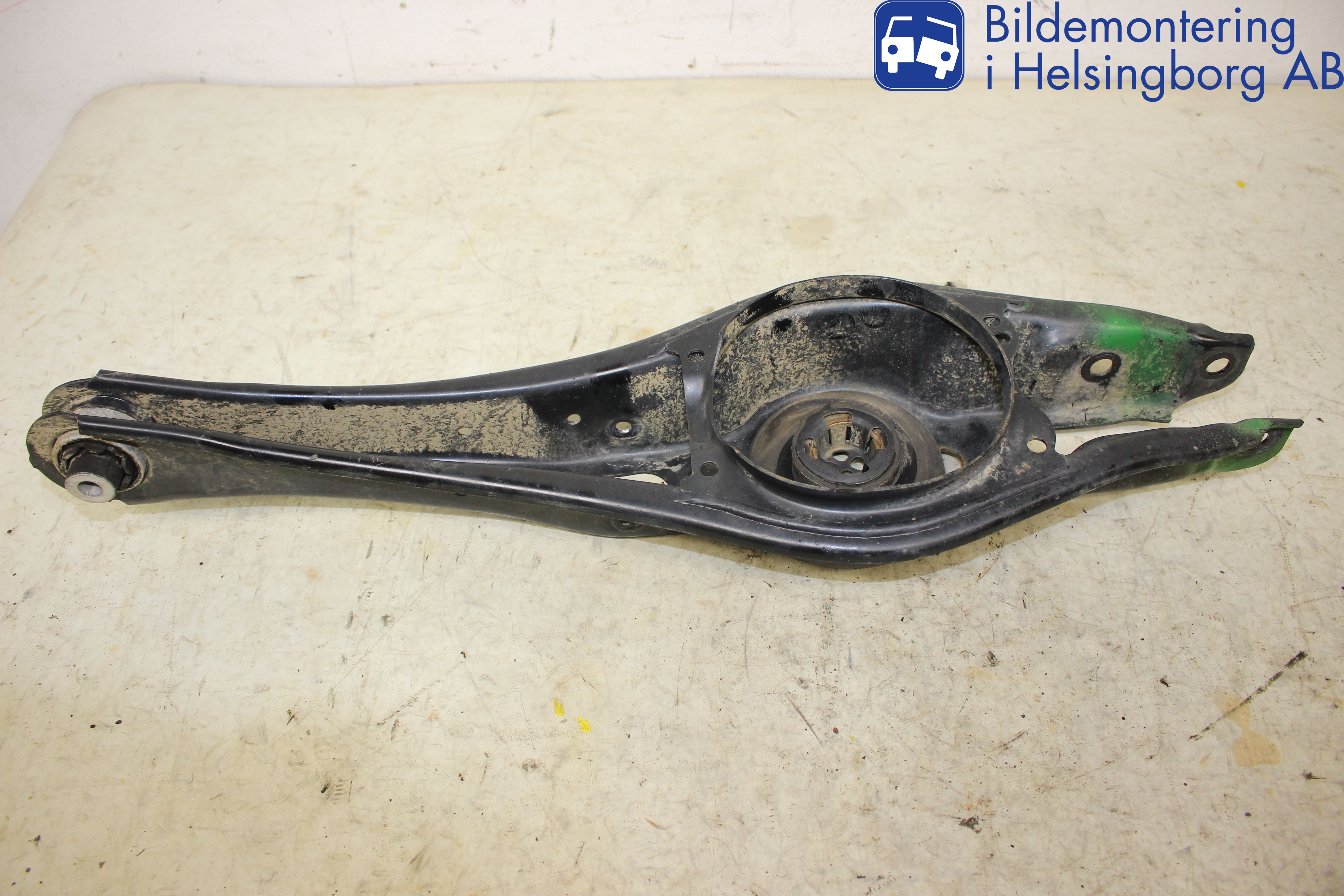 Skoda SUPERB 16-24 Bärarm Bak Höger