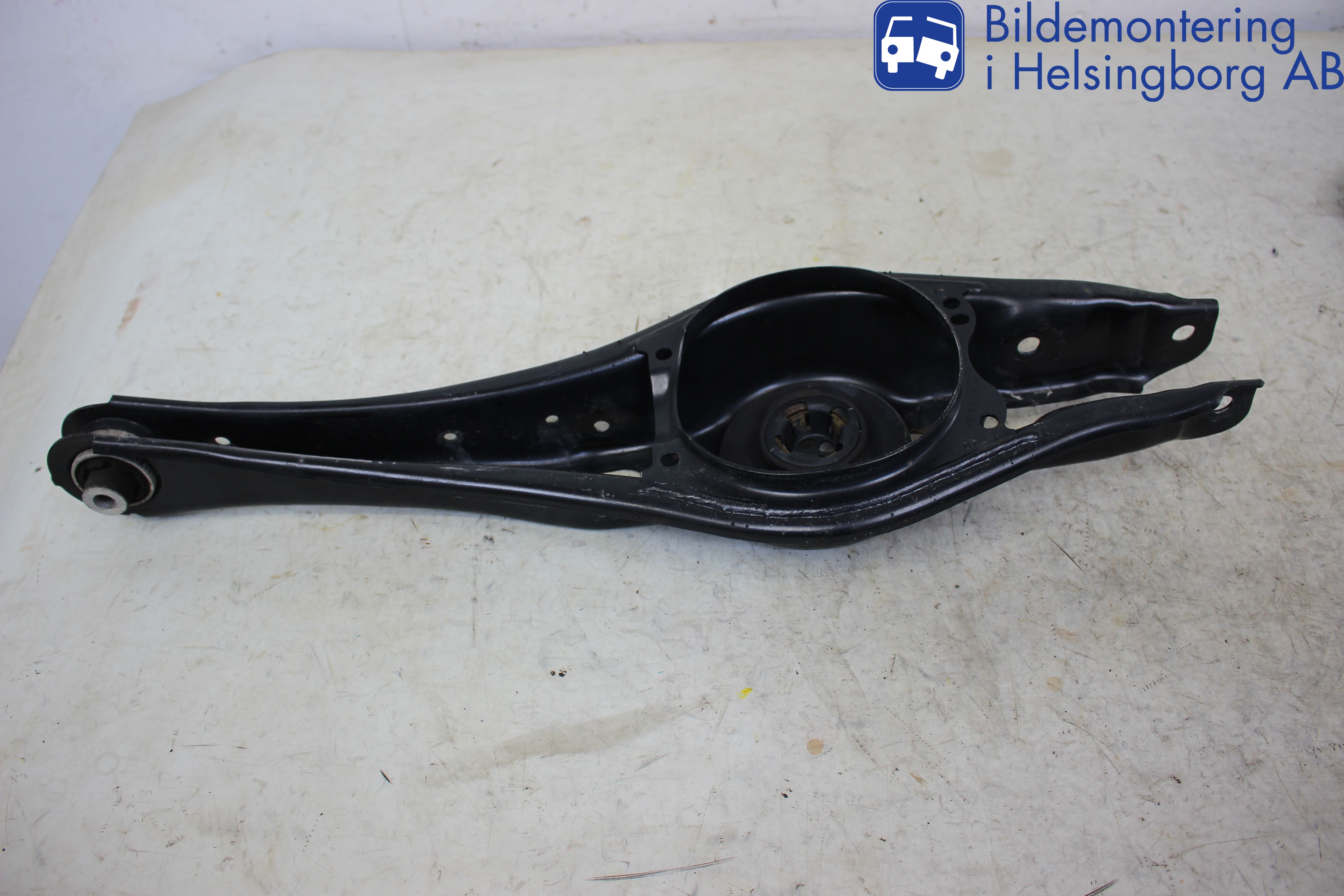 Volkswagen VW TOURAN 16- Bärarm Bak Höger
