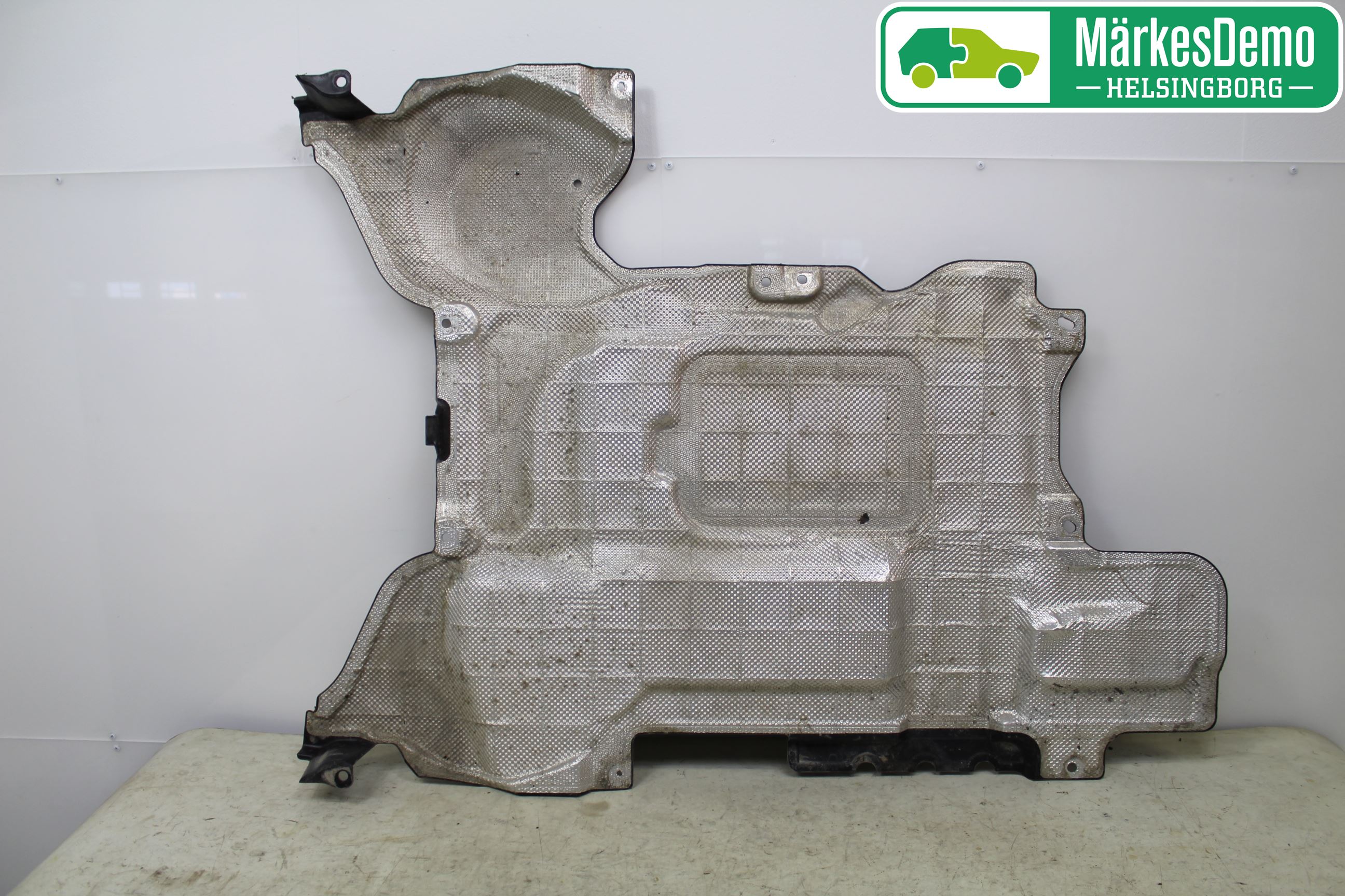 Mercedes-Benz MB E-KLASS (W212) 09-16 Hasplåt Plåt-Plast