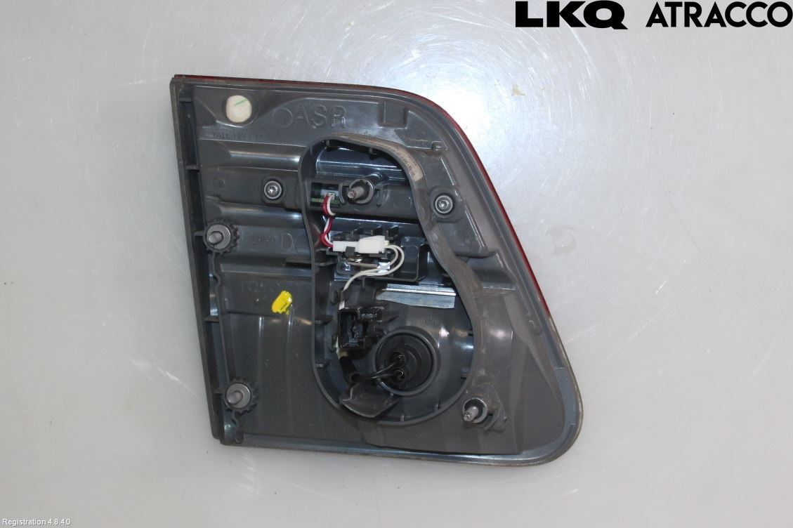 Toyota AVENSIS 09-15 Bakljus Lucka Hö